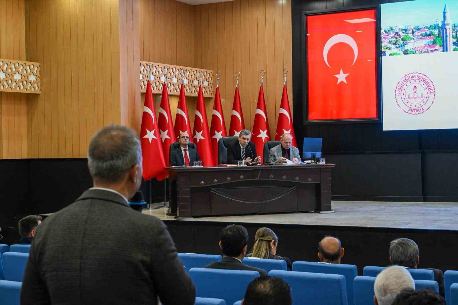 Vali Şahin: "COP31, Antalya’ya çok önemli katkılar sağlayacak"
Vali Şahin: "COP31, Antalya’ya çok önemli katkılar sağlayacak"