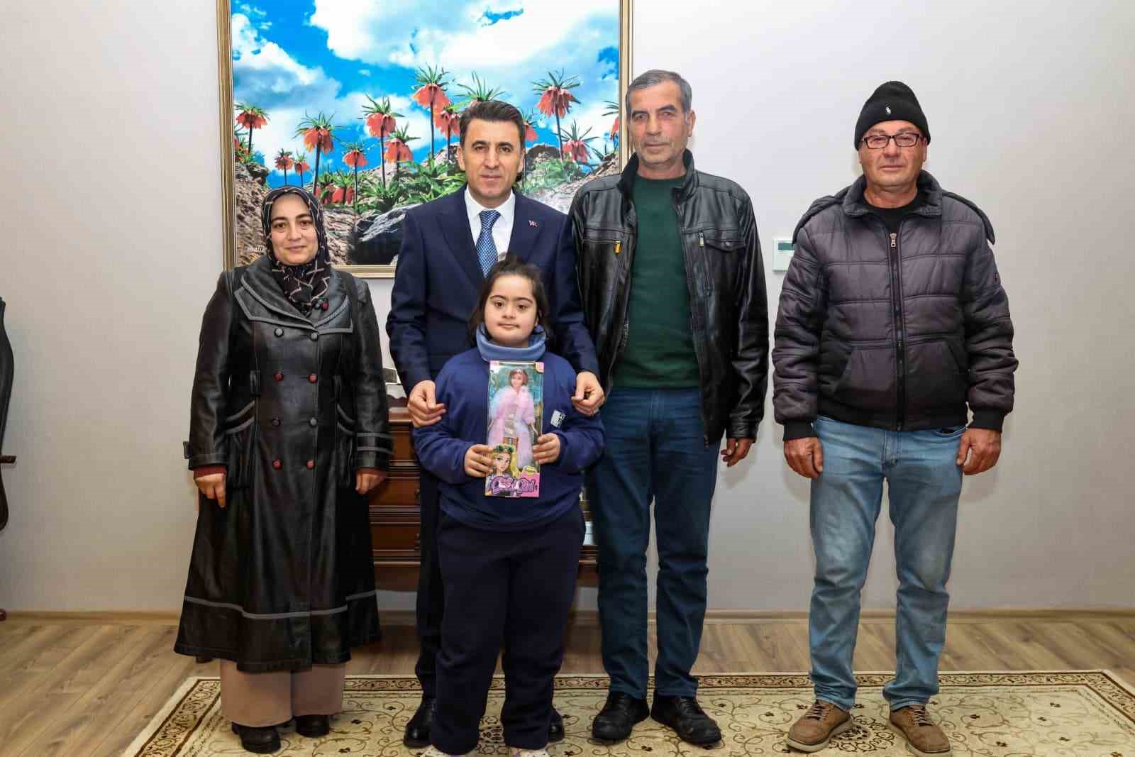 Vali Şefik Aygöl, vatandaşlarla bir araya geldi
