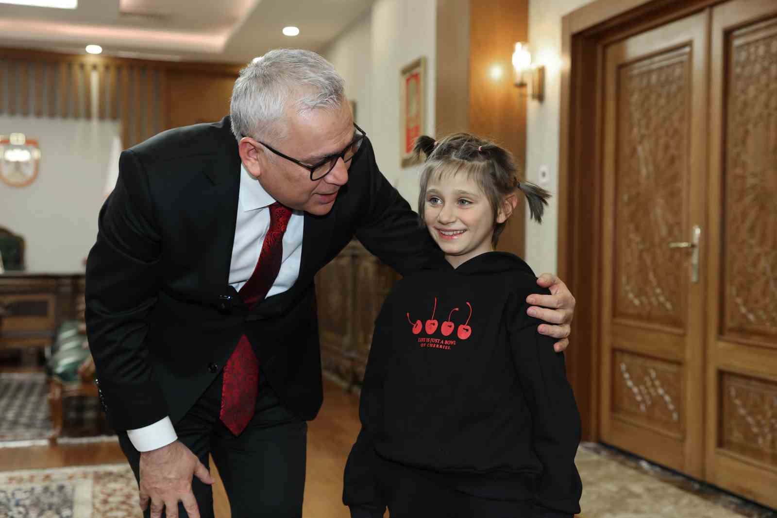 Vali Şimşek, kardan ‘Kız Kulesi’ yapan amca ve yeğenleri makamında ağırladı
