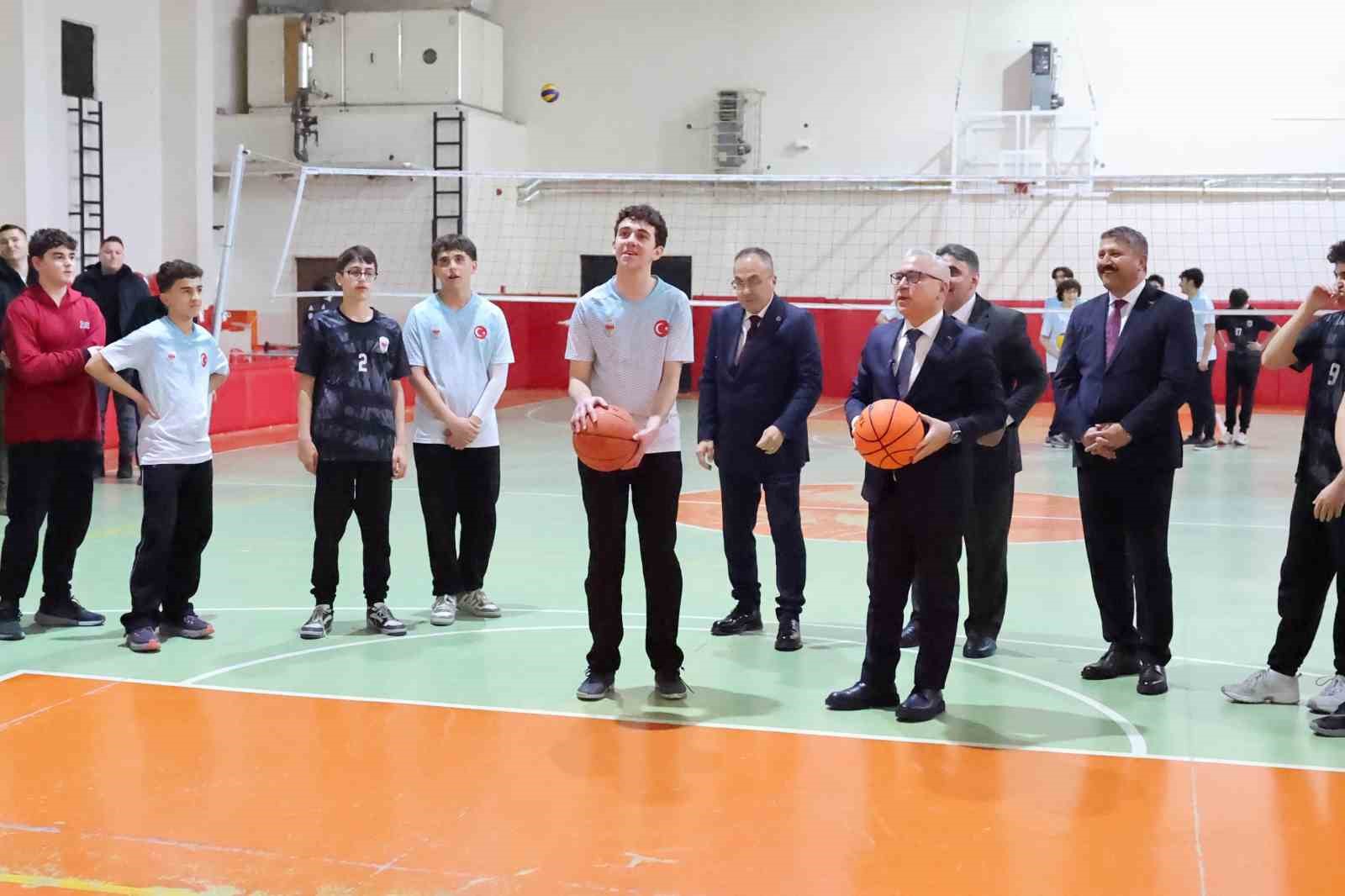 Vali Şimşek spor malzemesi dağıtımında öğrencilerle sahaya indi
