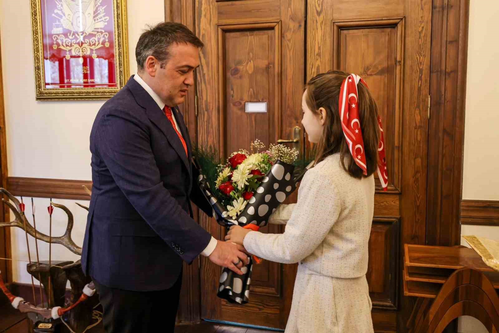 Vali Sözer, 23 Nisan’da makamını minik Yiğit’e devretti.
