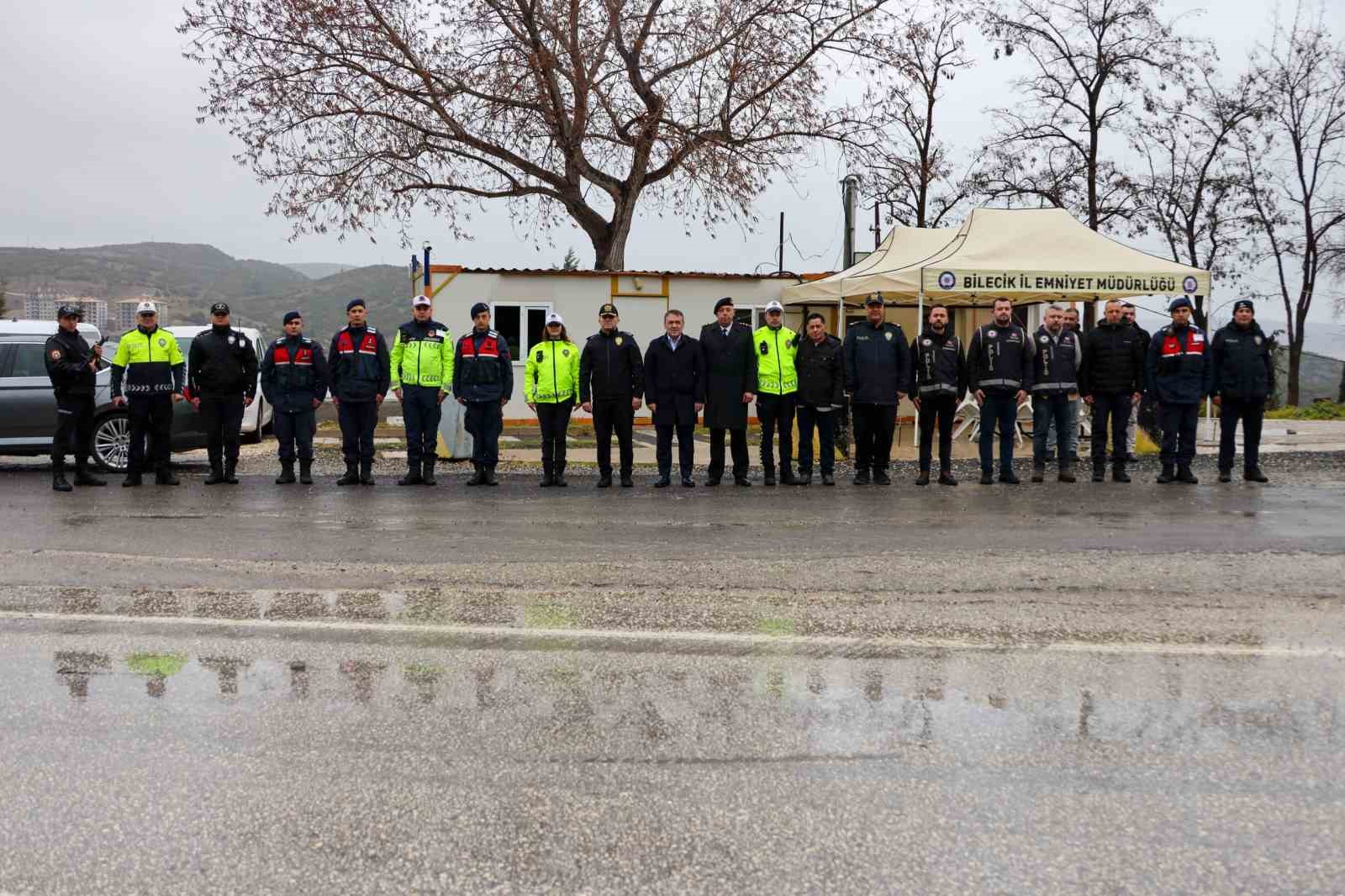 Vali Sözer denetim noktasında güvenlik güçleriyle bayramlaştı
