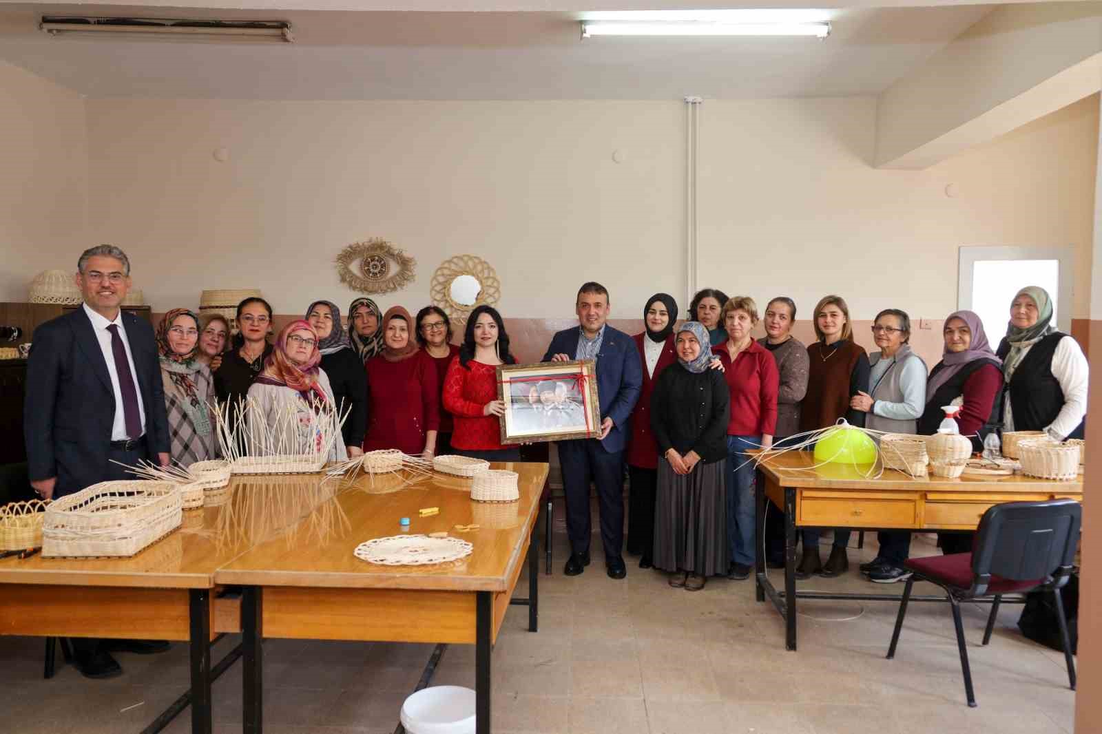 Vali Sözer Gölpazarı Halk Eğitim Merkezi’nde incelemelerde bulundu
