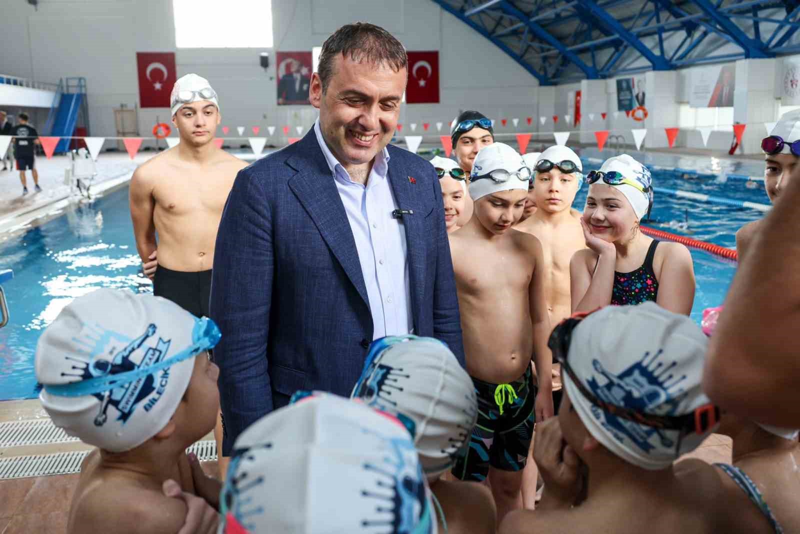 Vali Sözer kapalı yüzme havuzunda sporcularla bir araya geldi
