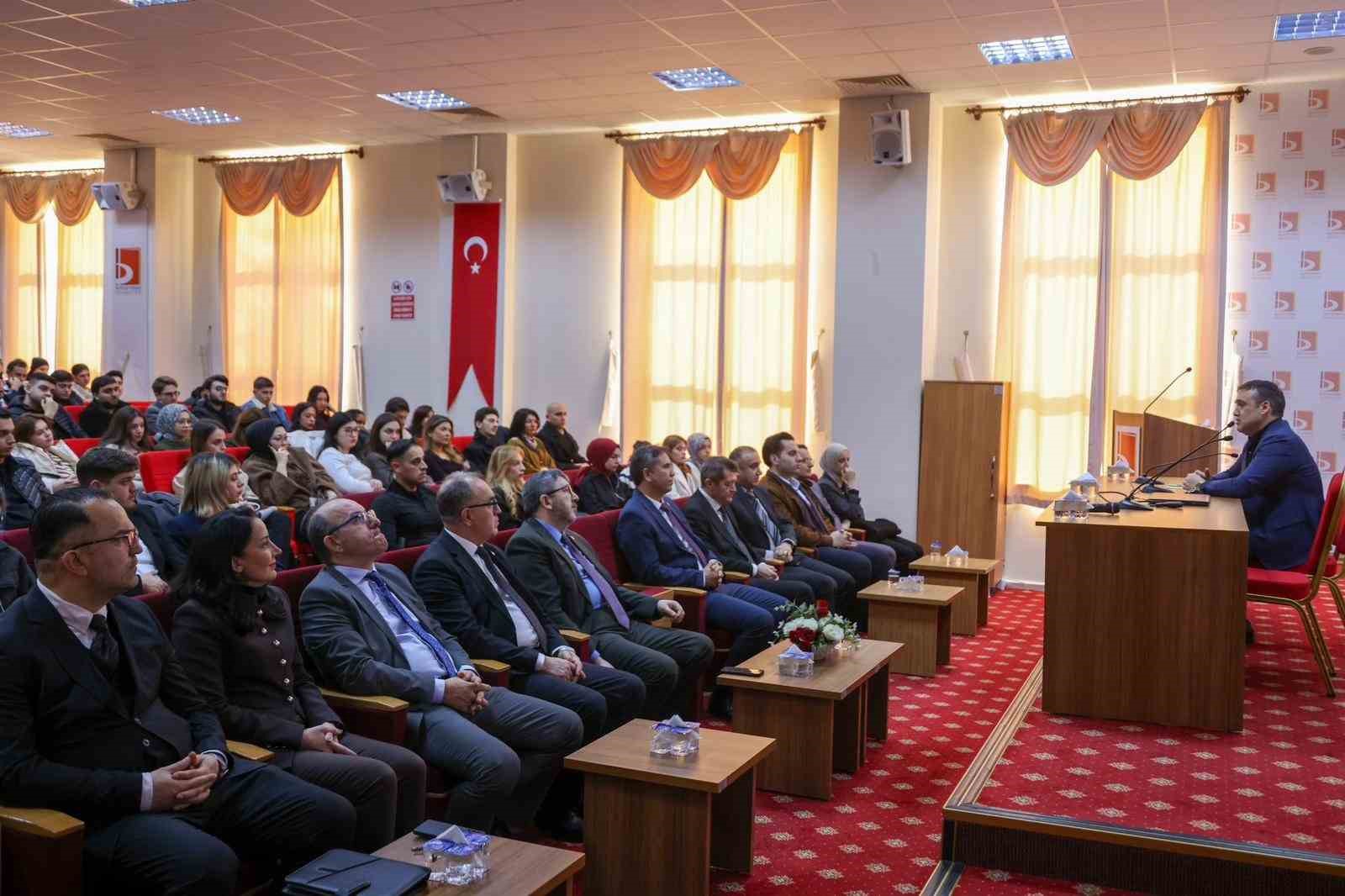 Vali Sözer, ’Kariyerim Mülkiye’ etkinliğinde üniversite öğrencilerle buluştu
Vali Sözer, ’Kariyerim Mülkiye’ etkinliğinde üniversite öğrencilerle buluştu