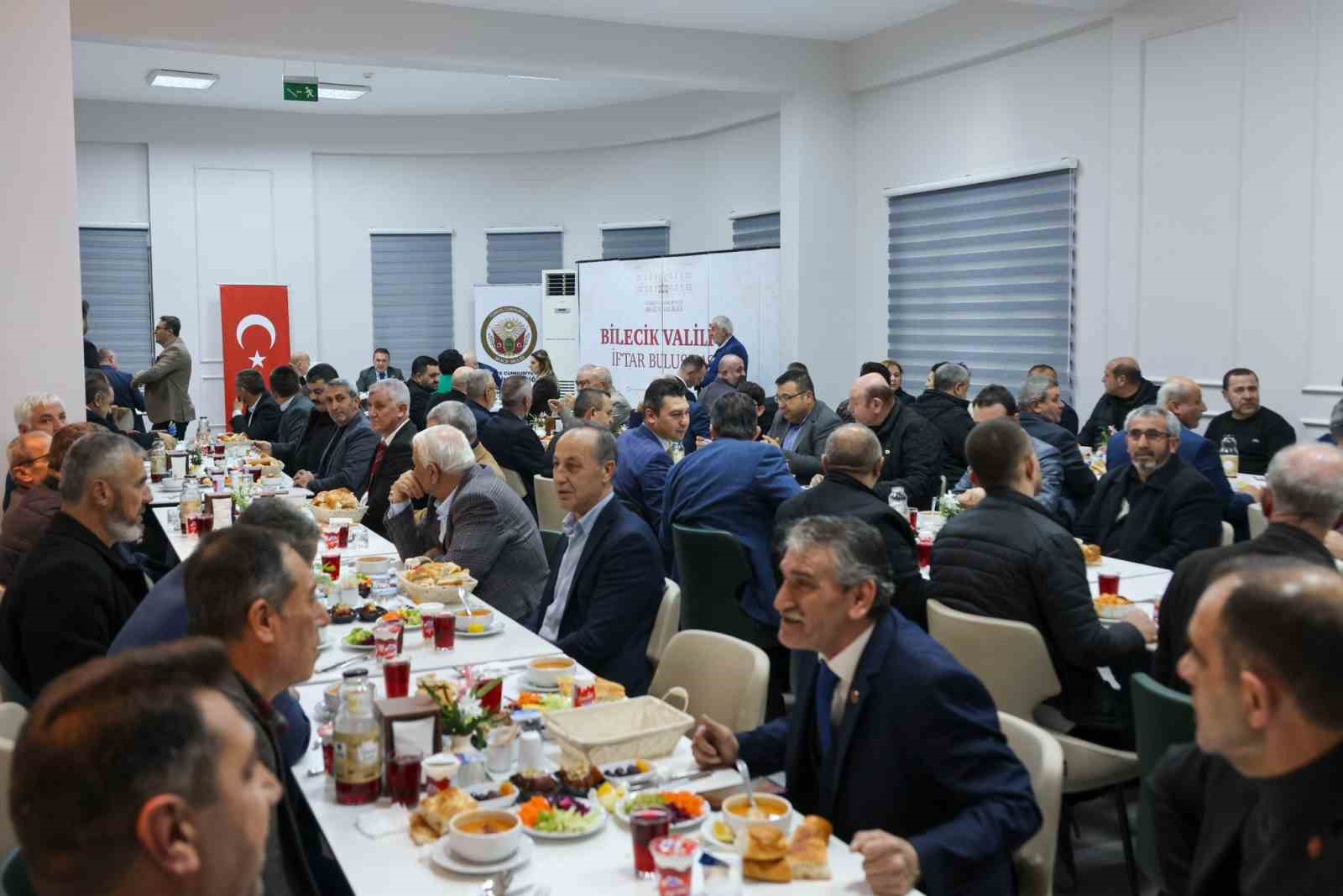 Vali Sözer muhtarlarla iftarda buluştu
