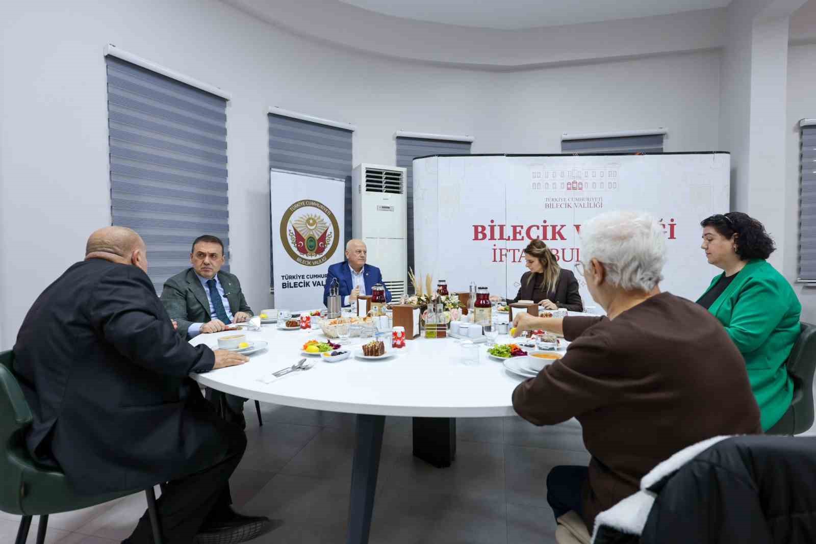 Vali Sözer muhtarlarla iftarda buluştu
