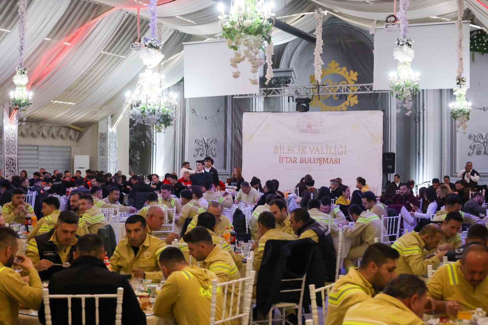 Vali Sözer, orman, itfaiye ve AFAD personeliyle iftarda buluştu
