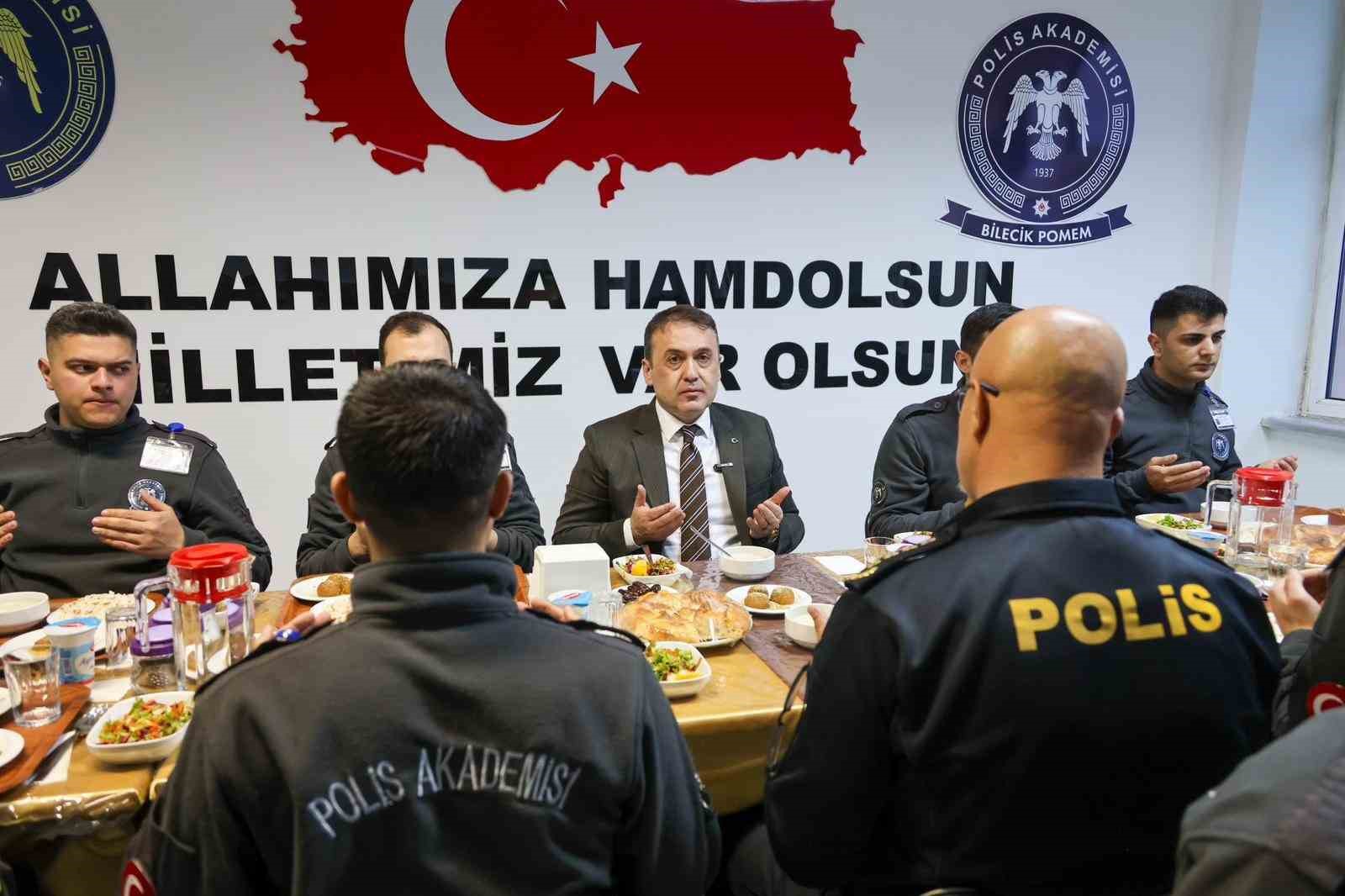 Vali Sözer, polis adaylarıyla iftarda buluştu
