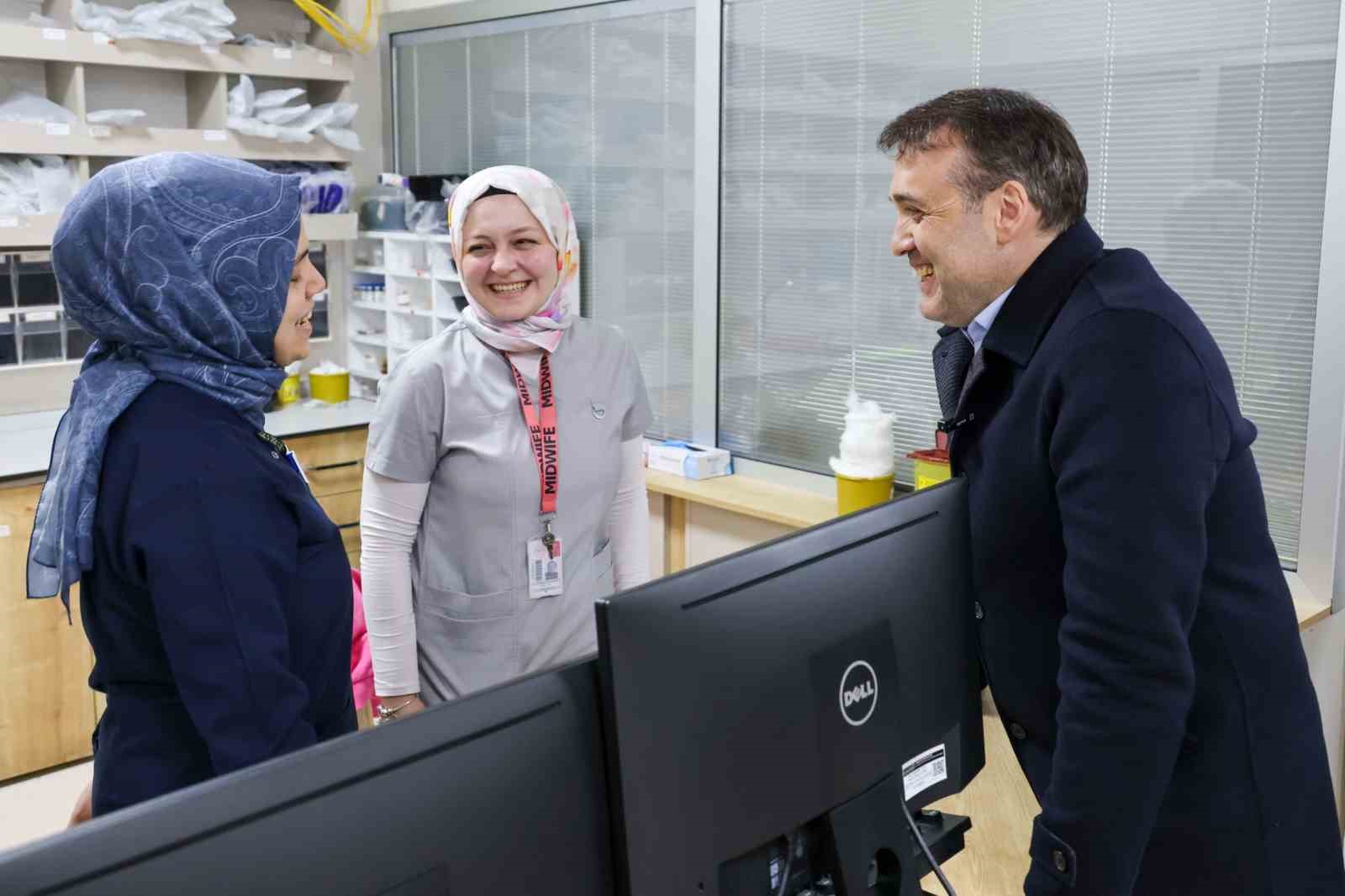 Vali Sözer Ramazan Bayramı’nın son günü hastane ve huzurevi ziyaretinde bulundu
Vali Sözer Ramazan Bayramı’nın son günü hastane ve huzurevi ziyaretinde bulundu