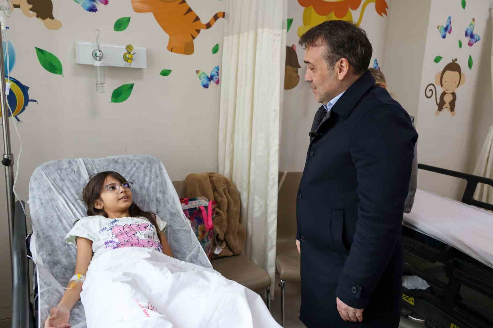 Vali Sözer Ramazan Bayramı’nın son günü hastane ve huzurevi ziyaretinde bulundu
Vali Sözer Ramazan Bayramı’nın son günü hastane ve huzurevi ziyaretinde bulundu