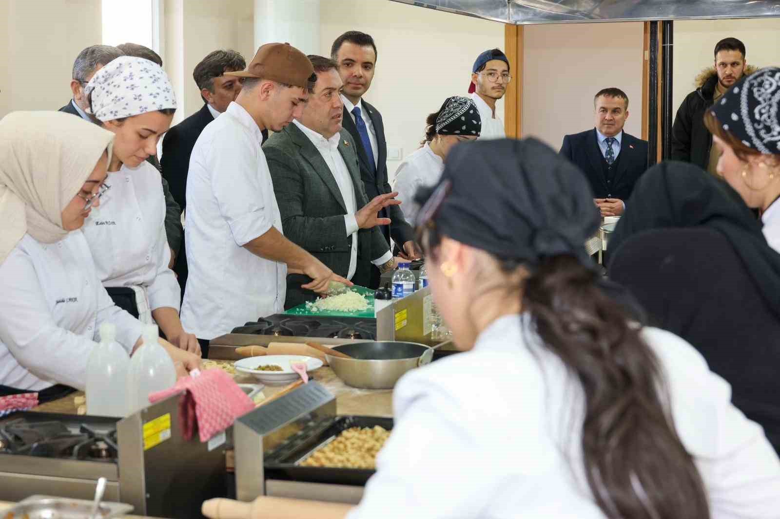 Vali Sözer Söğüt MYO’daki faaliyetleri yerinde inceledi
