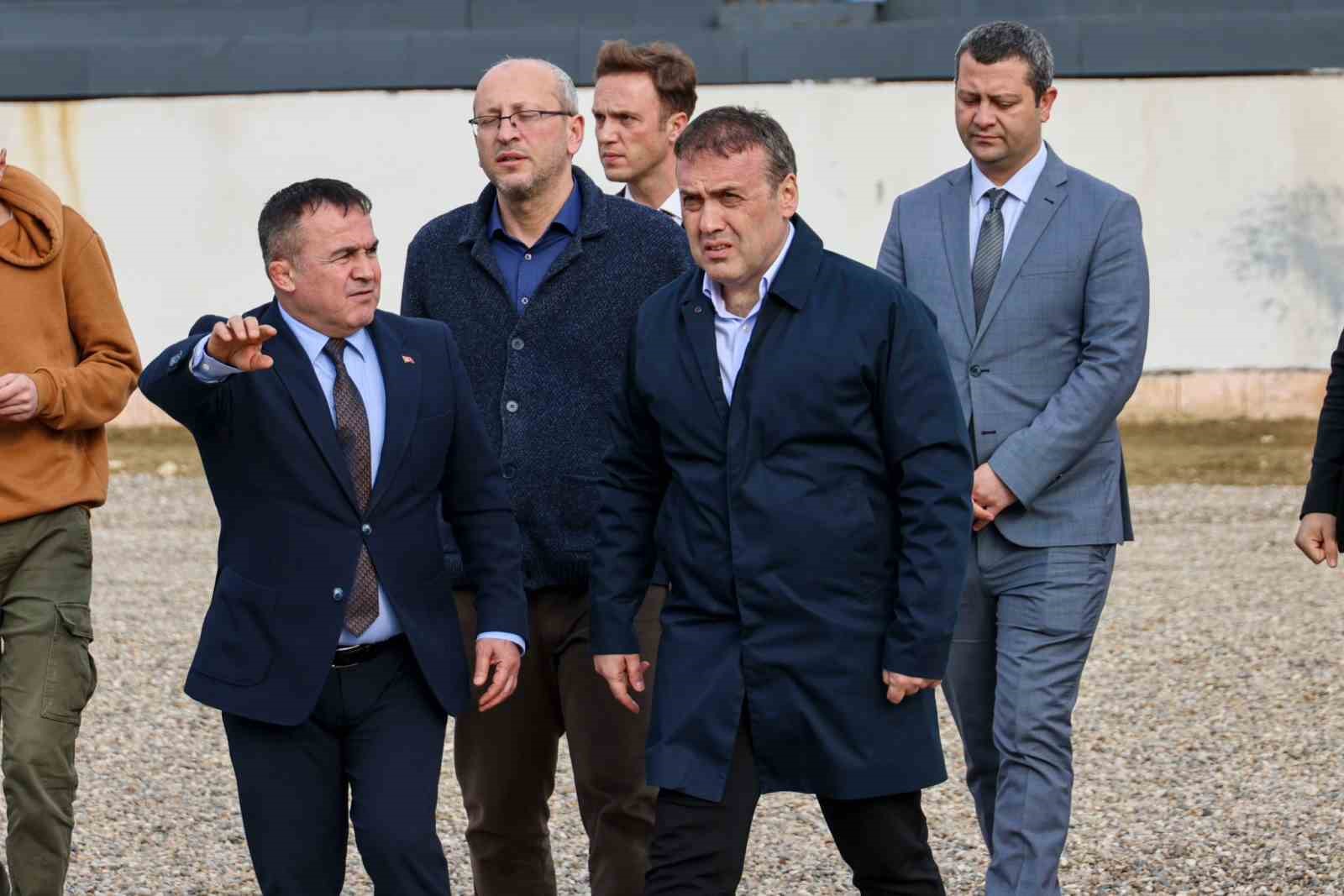 Vali Sözer yeni stadyum inşaatında ve spor salonunda incelemelerde bulundu
