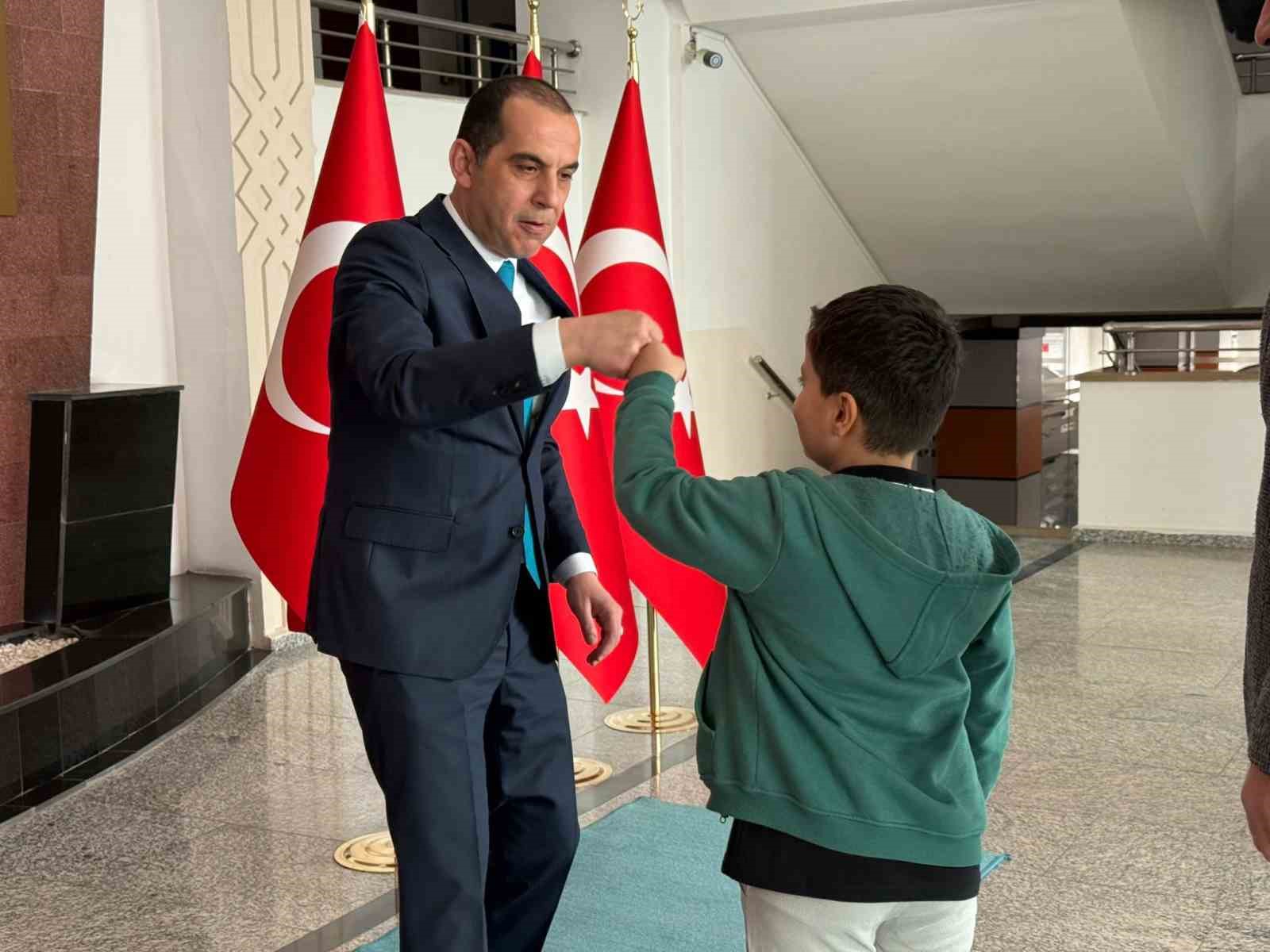 Vali Taşolar bayram geleneğini sürdürdü, çocuklara harçlık verdi
