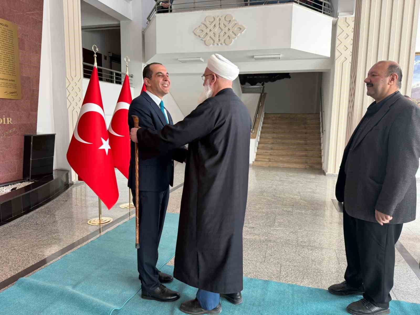 Vali Taşolar bayram geleneğini sürdürdü, çocuklara harçlık verdi
