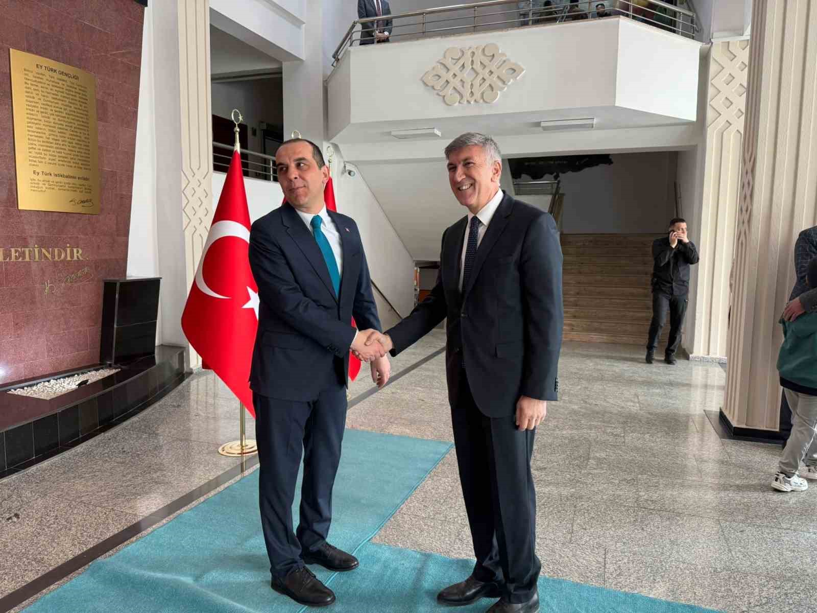 Vali Taşolar bayram geleneğini sürdürdü, çocuklara harçlık verdi
