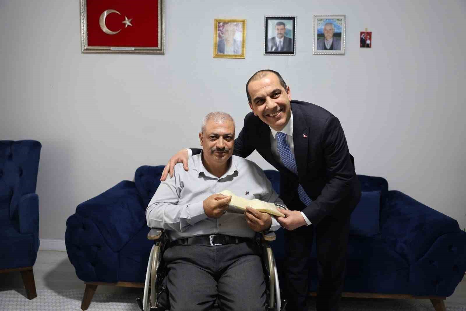 Vali Taşolar, Gazi Engenç’i ziyaret ederek bayramını tebrik etti
