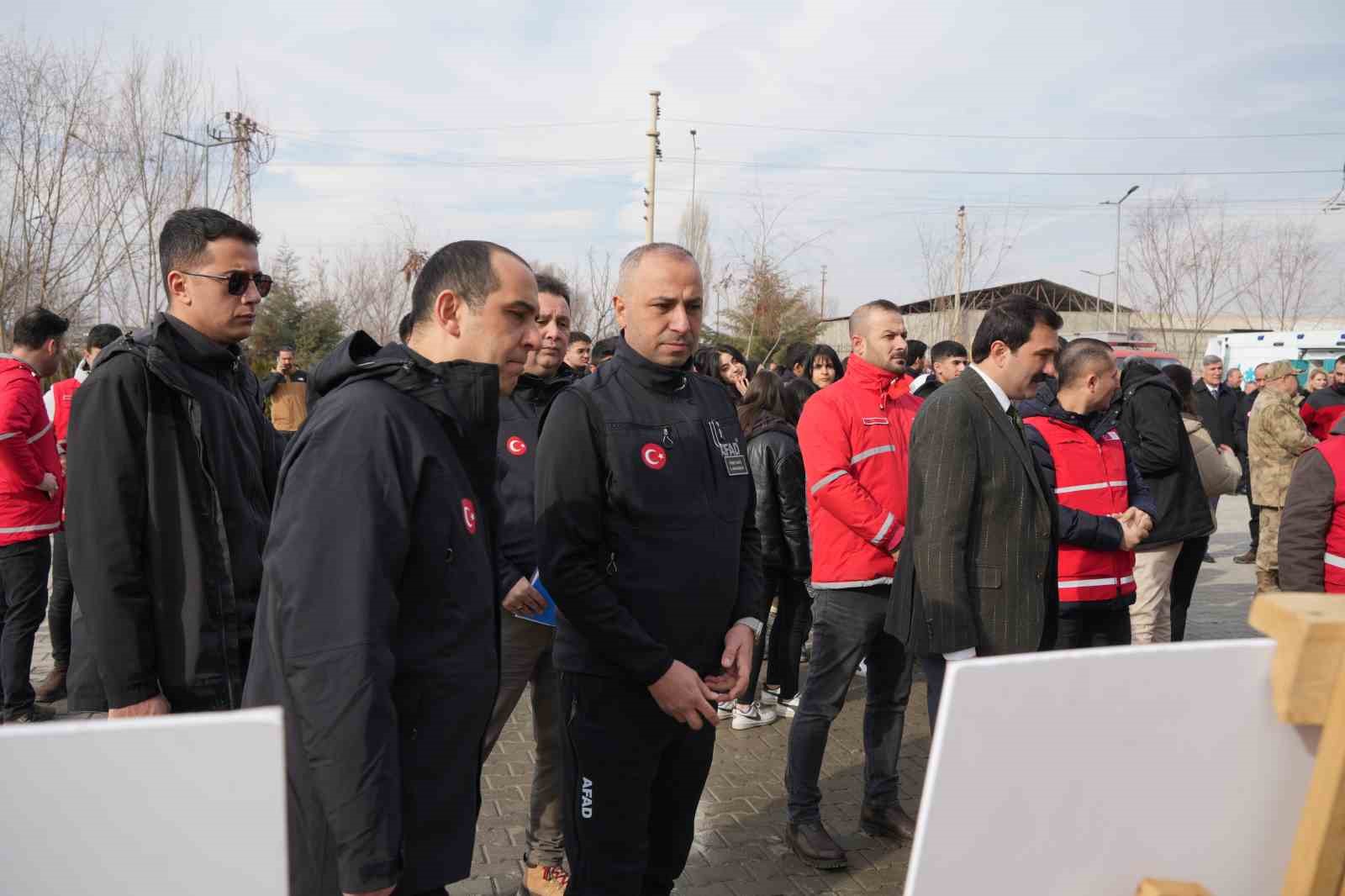 Vali Taşolar, minik AFAD gönüllüsü Poyraz Ege ile bir araya geldi
Vali Taşolar, minik AFAD gönüllüsü Poyraz Ege ile bir araya geldi