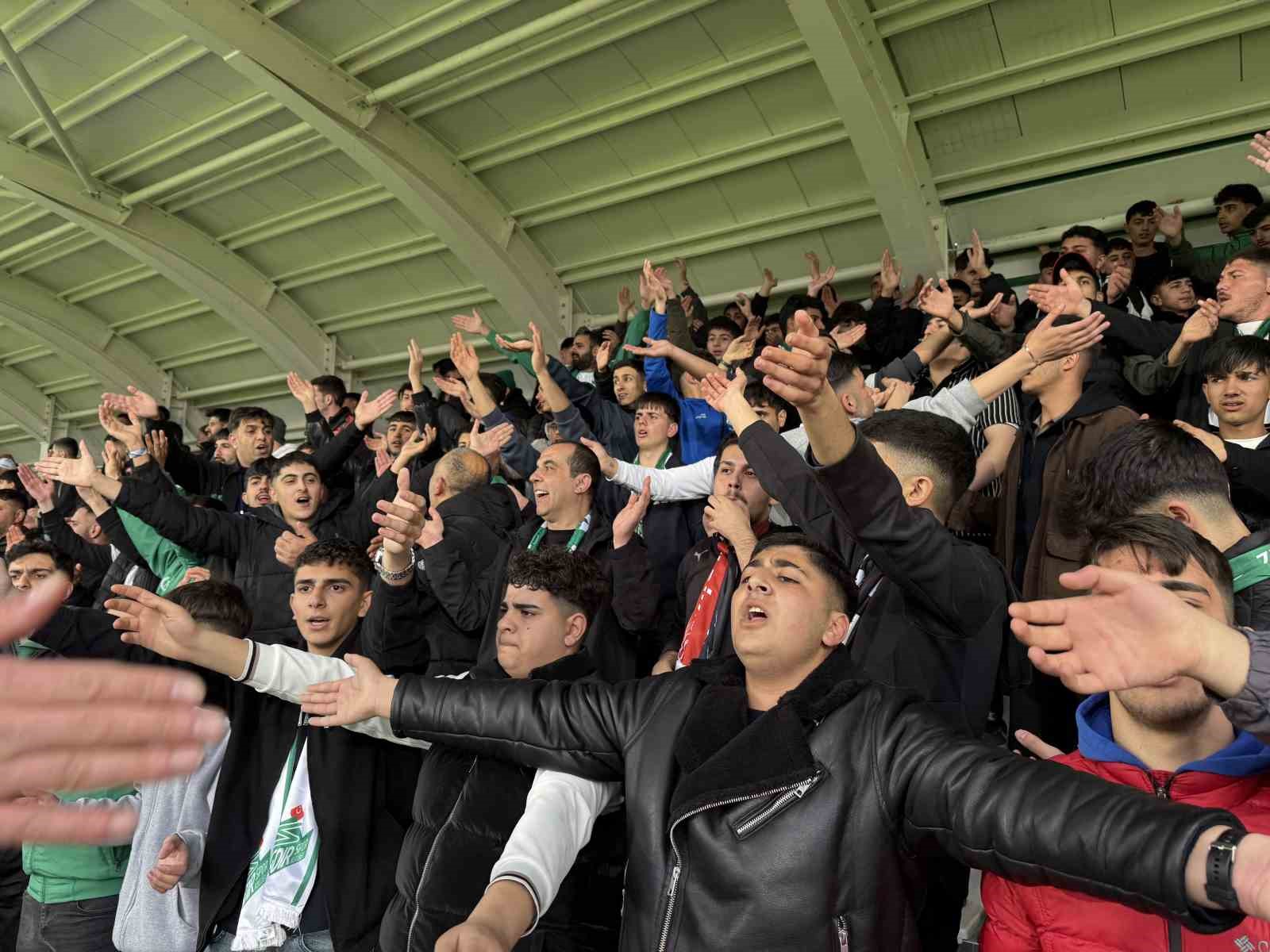 Vali Taşolar tribünde taraftarlarla omuz omuza tezahürat yaptı
