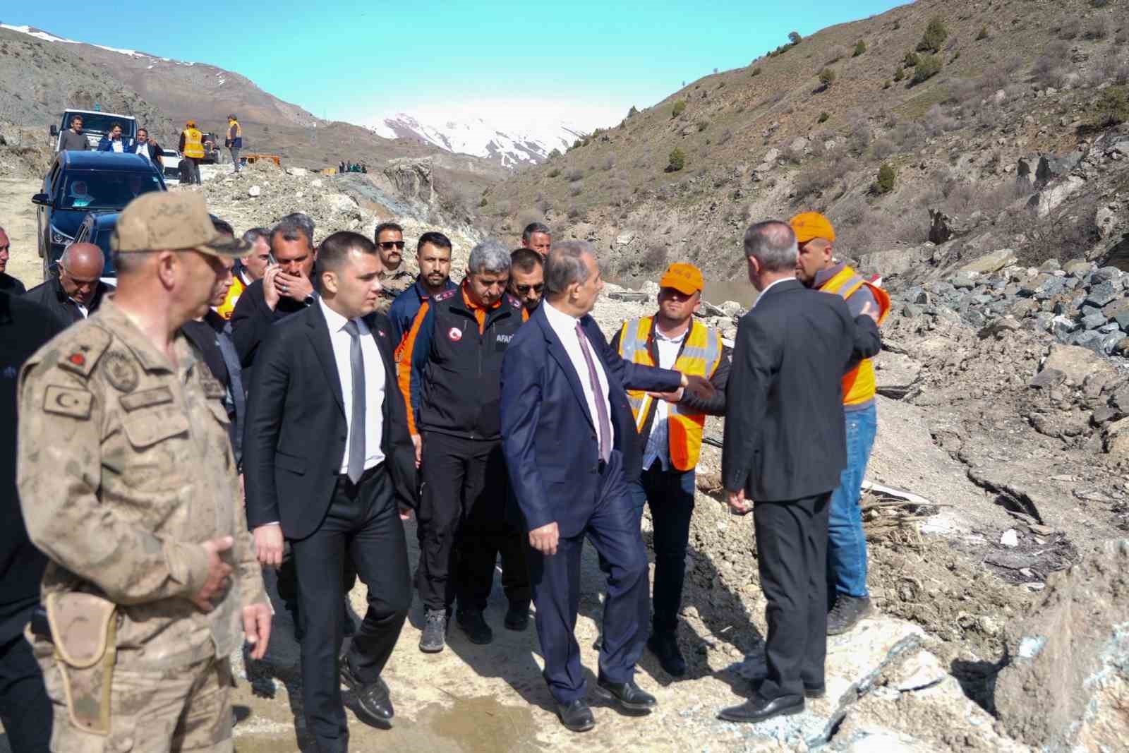 Vali Taşyapan: "Heyelan bölgesinde risk devam ediyor"
