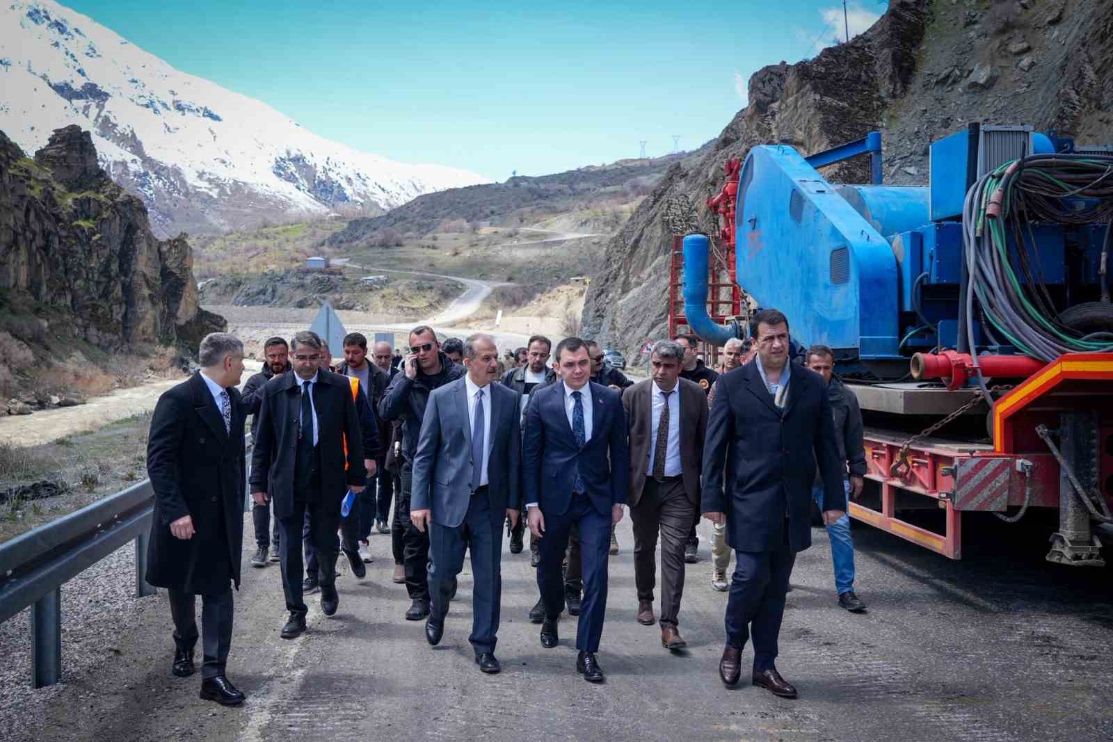 Vali Taşyapan heyelan bölgesinde
Vali Taşyapan heyelan bölgesinde