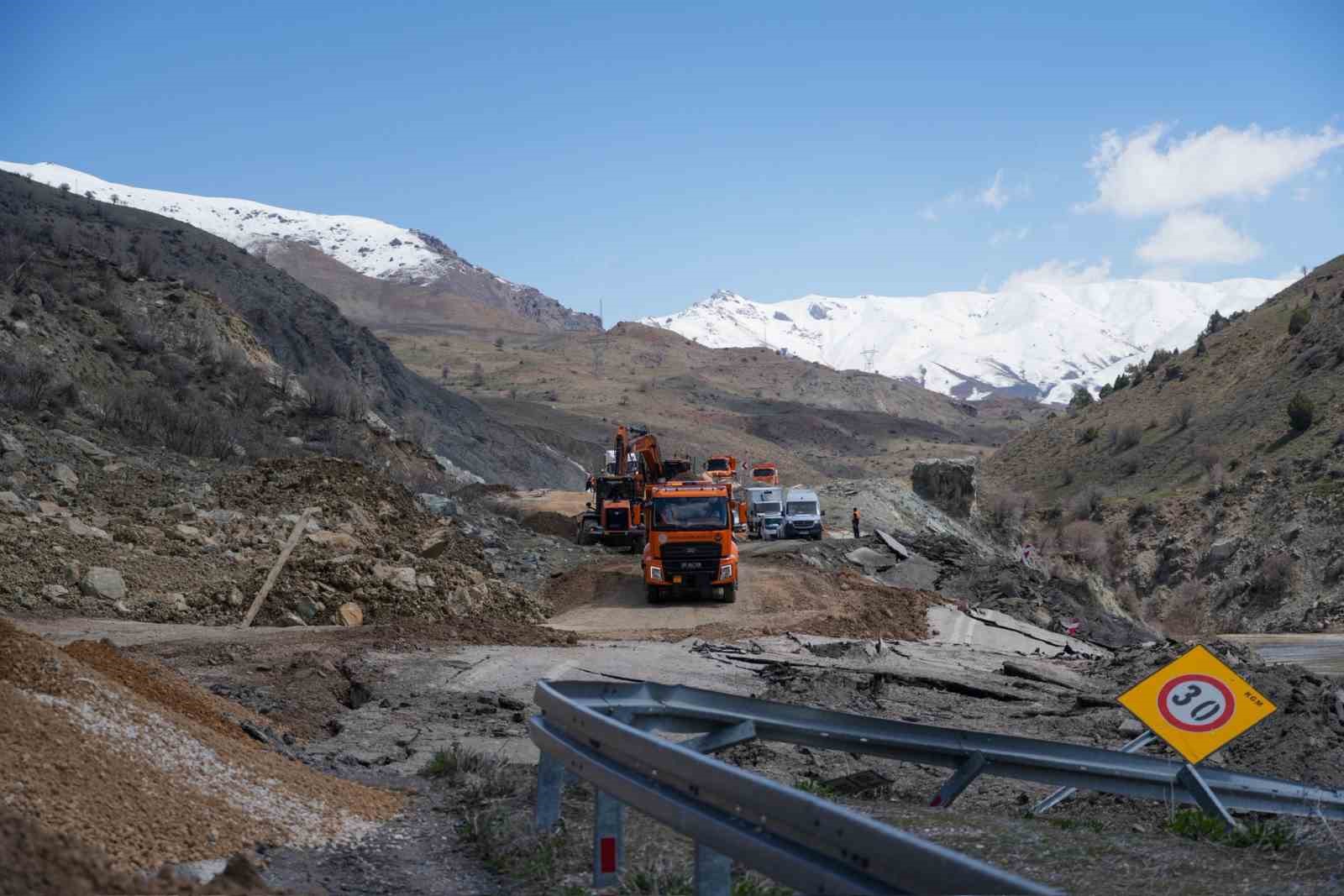 Vali Taşyapan heyelan bölgesinde
Vali Taşyapan heyelan bölgesinde