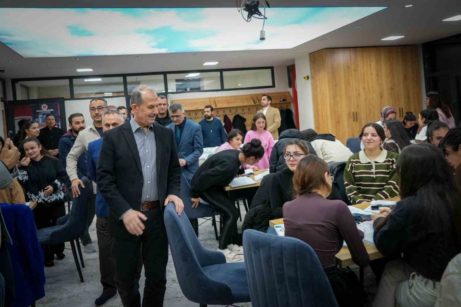 Vali Taşyapan’dan Diyanet Gençlik Etüt Merkezi’ne ziyaret
