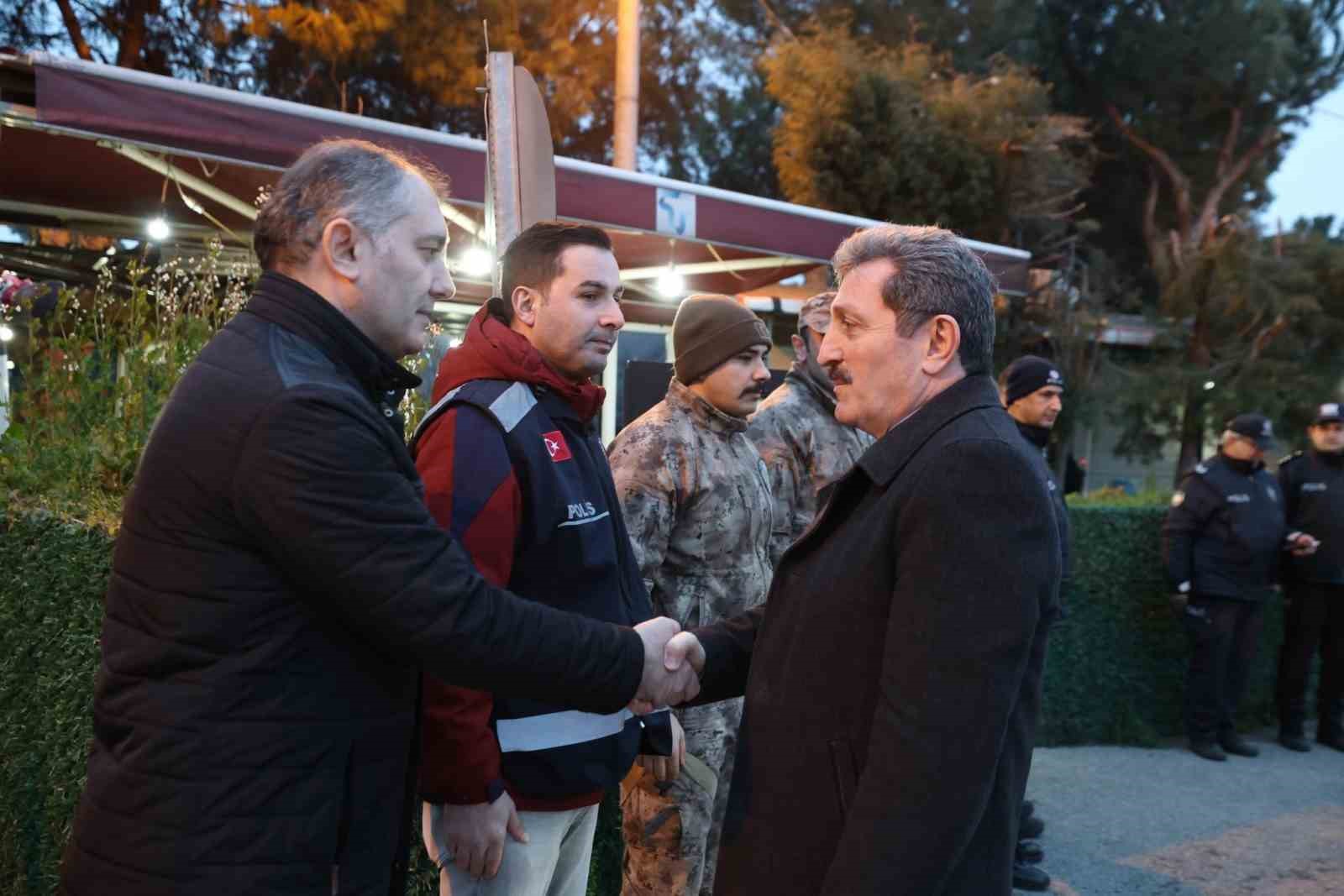Vali Tavlı polis uygulama noktasında emniyet personeliyle iftar yaptı
