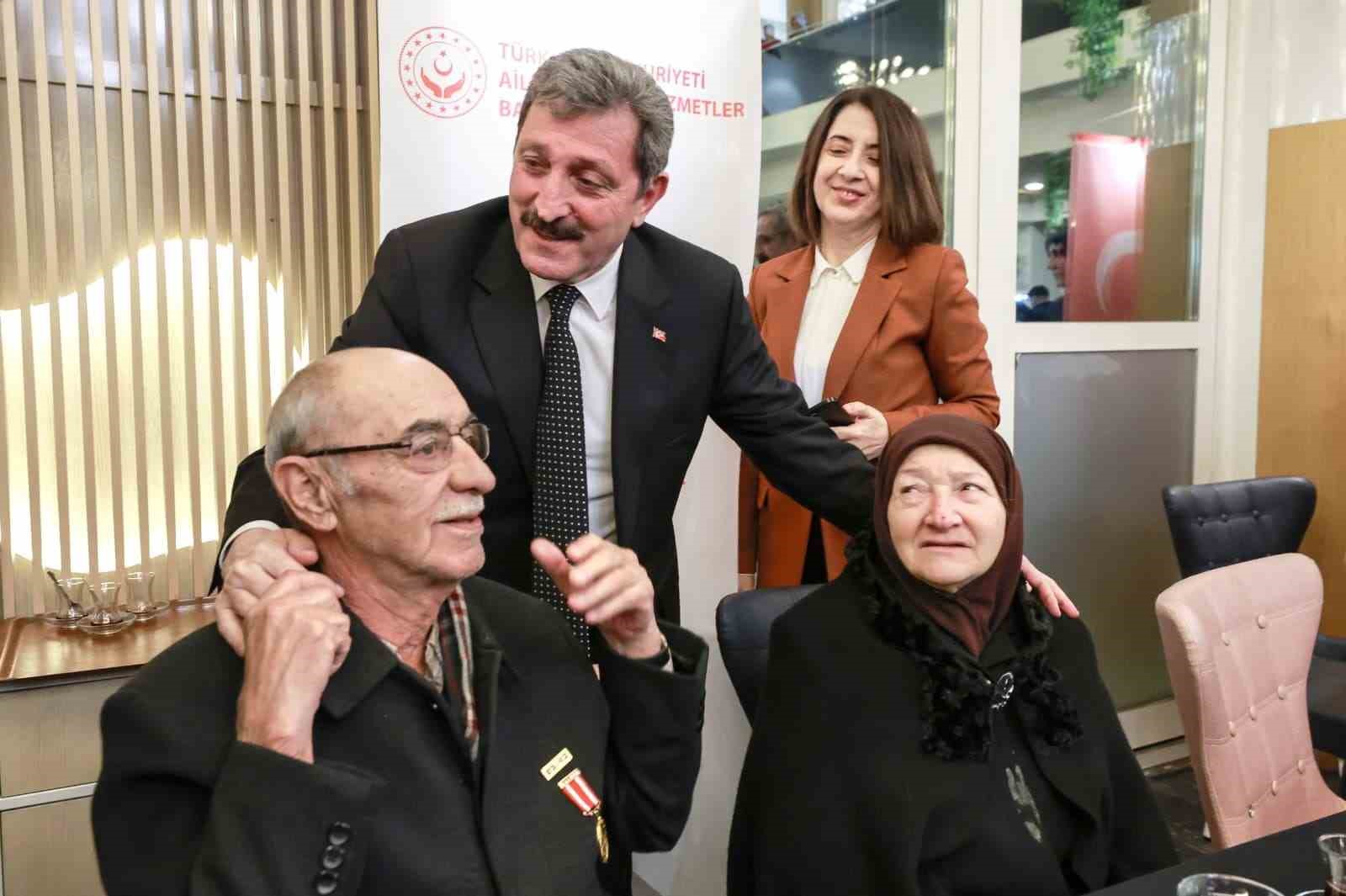 Vali Tavlı: "Şehitlerimizin emanetlerini baş tacı etmeyi samimiyetle sürdüreceğiz"
Vali Tavlı: "Şehitlerimizin emanetlerini baş tacı etmeyi samimiyetle sürdüreceğiz"