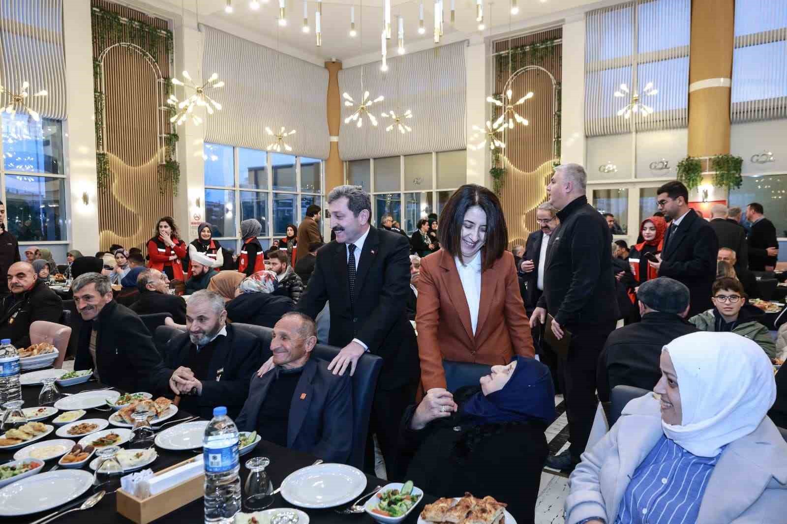 Vali Tavlı: "Şehitlerimizin emanetlerini baş tacı etmeyi samimiyetle sürdüreceğiz"
Vali Tavlı: "Şehitlerimizin emanetlerini baş tacı etmeyi samimiyetle sürdüreceğiz"