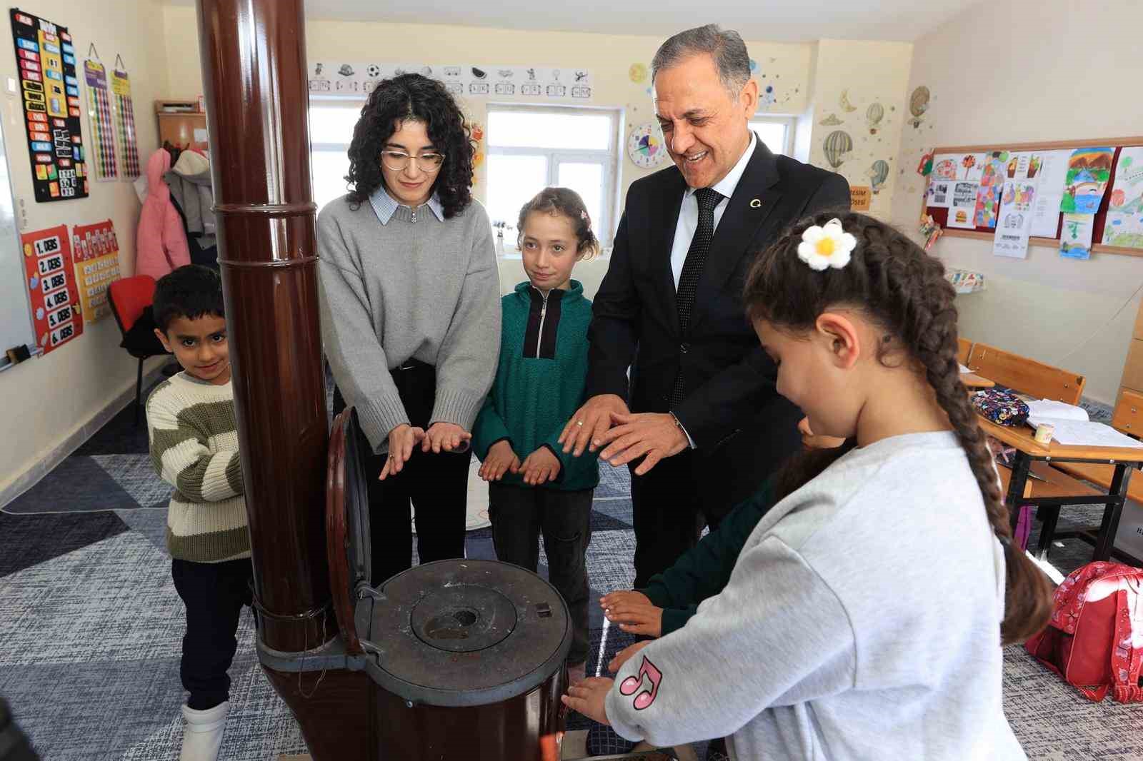 Vali Usta’dan fedakar öğretmene ve 4 öğrencisine ziyaret
