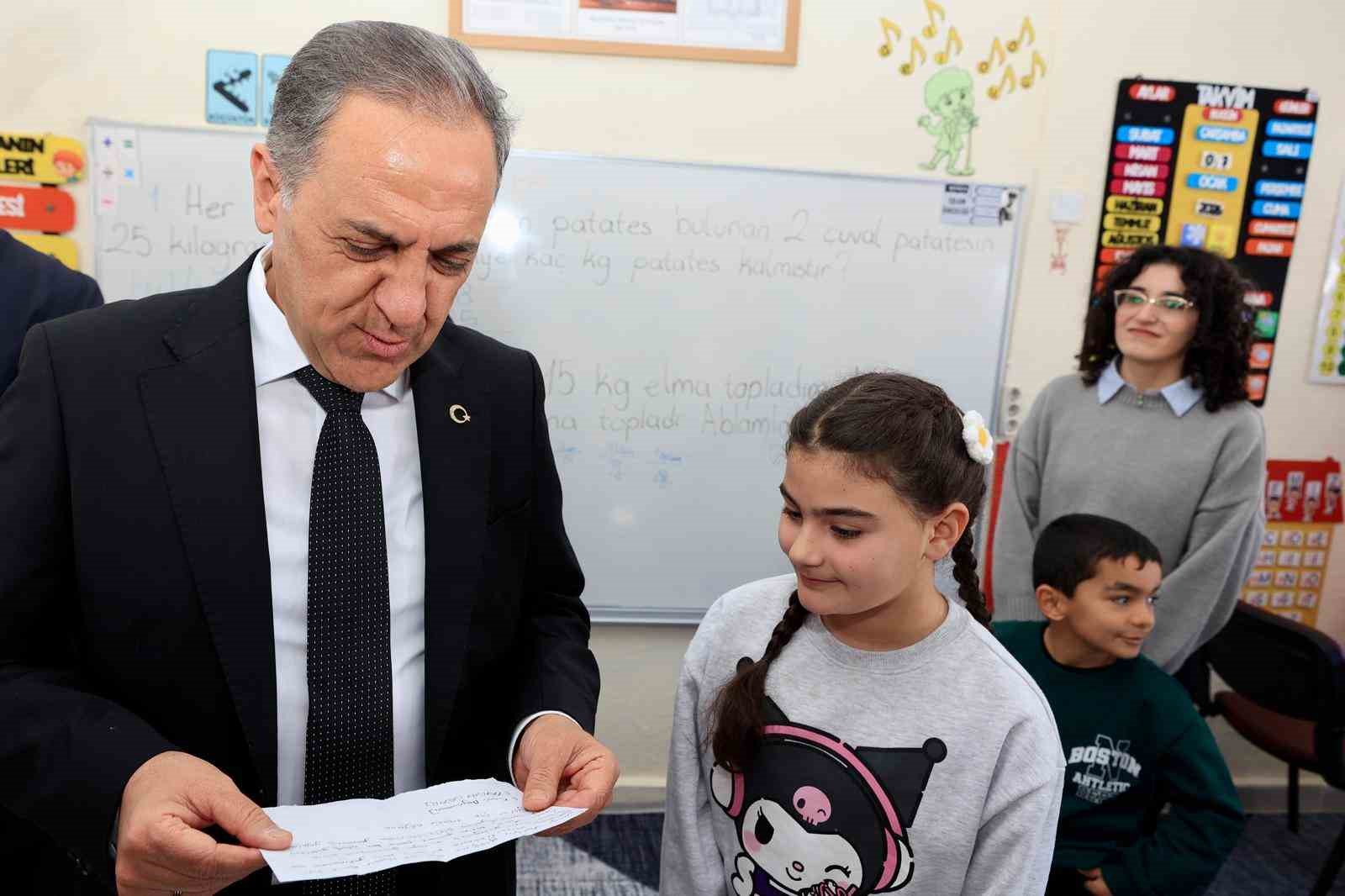 Vali Usta’dan fedakar öğretmene ve 4 öğrencisine ziyaret
