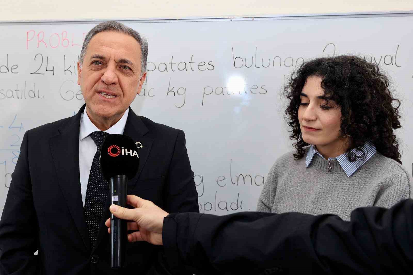 Vali Usta’dan fedakar öğretmene ve 4 öğrencisine ziyaret
