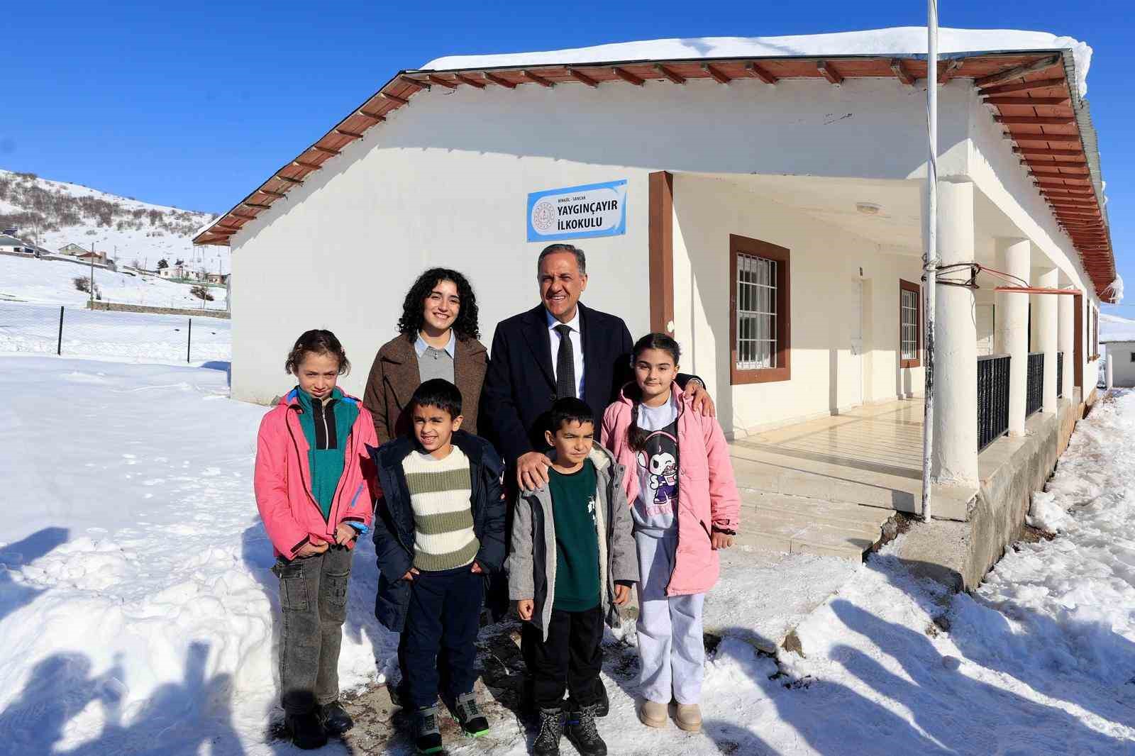 Vali Usta’dan fedakar öğretmene ve 4 öğrencisine ziyaret
