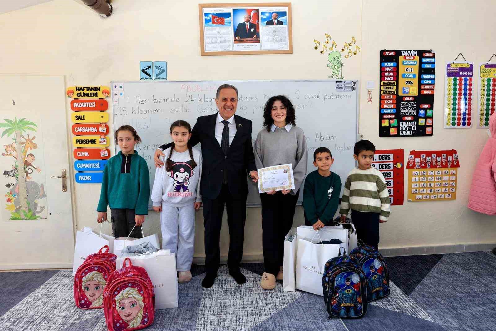 Vali Usta’dan fedakar öğretmene ve 4 öğrencisine ziyaret
