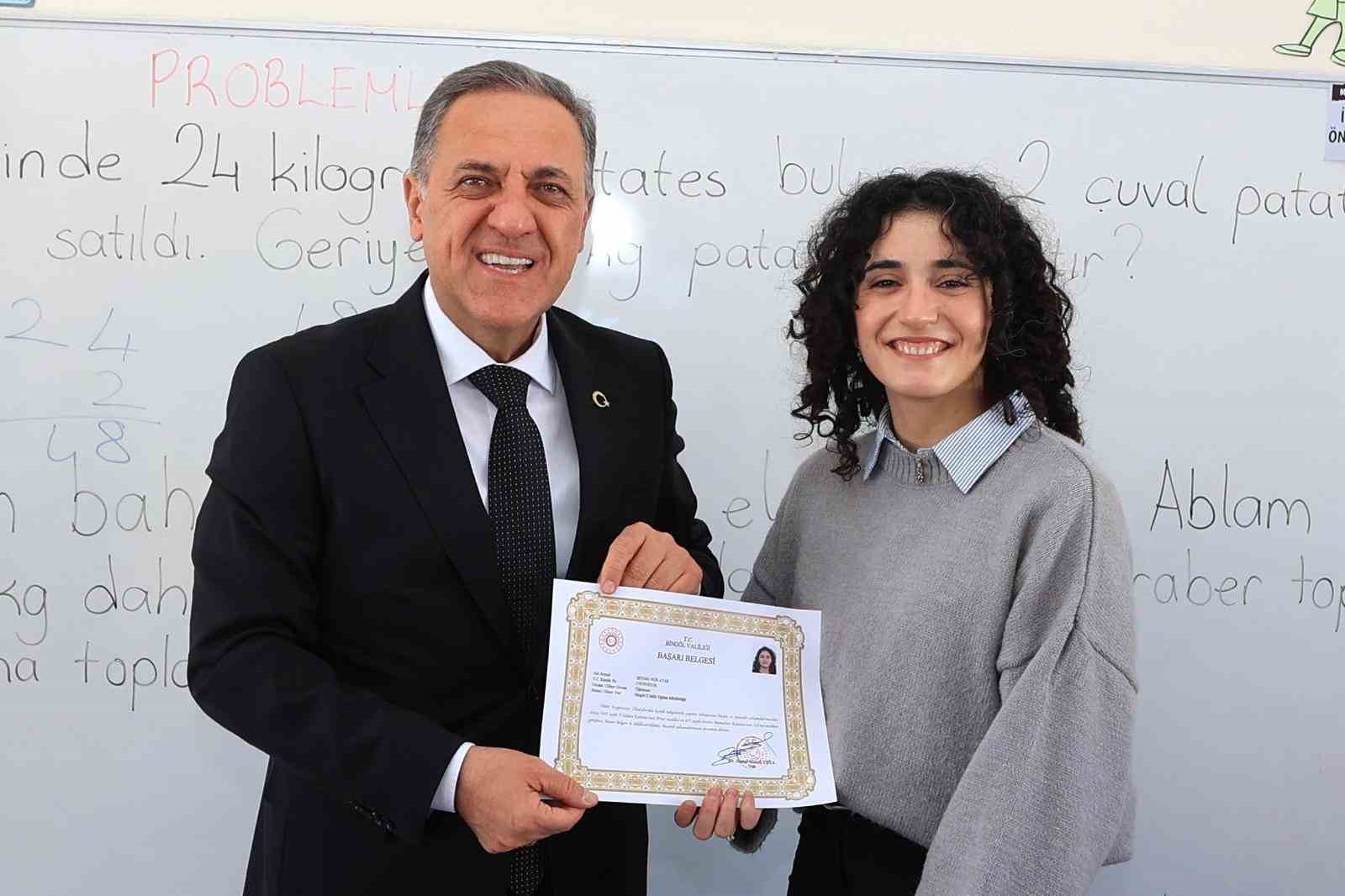 Vali Usta’dan fedakar öğretmene ve 4 öğrencisine ziyaret
