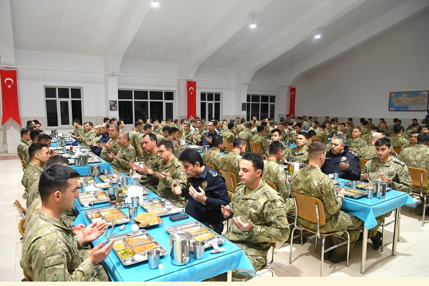 Vali Ustaoğlu Mehmetçikle iftarda buluştu
