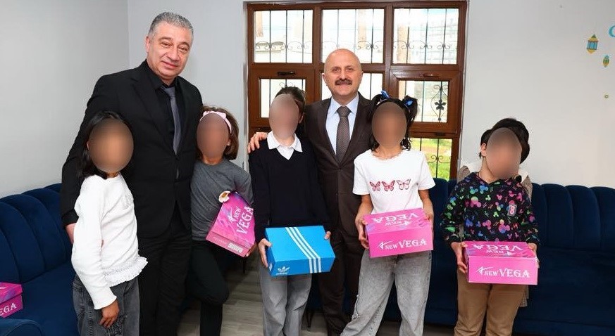 Vali Varol, çocuk evlerinde kalan çocuklara hediyelerini takdim etti
