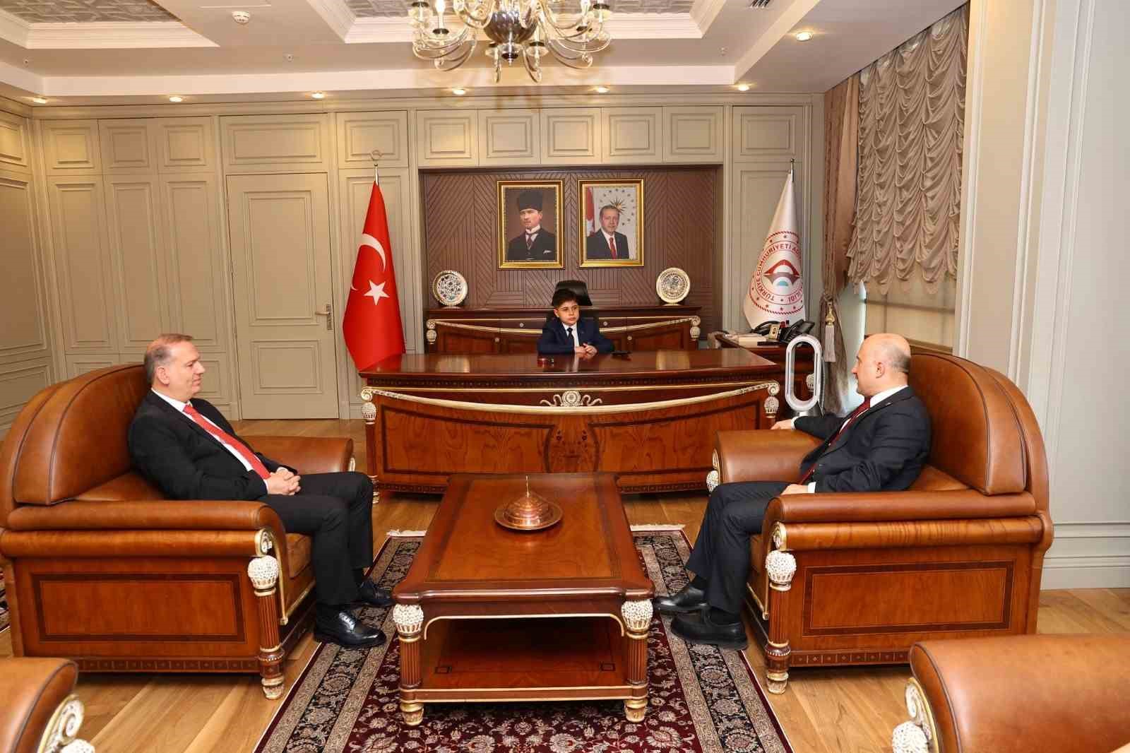 Vali Varol koltuğunu Özgür Kaşıyuğun’a devretti
