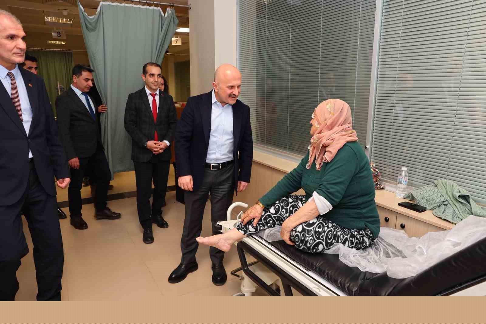 Vali Varol’dan hastalara ziyaret
