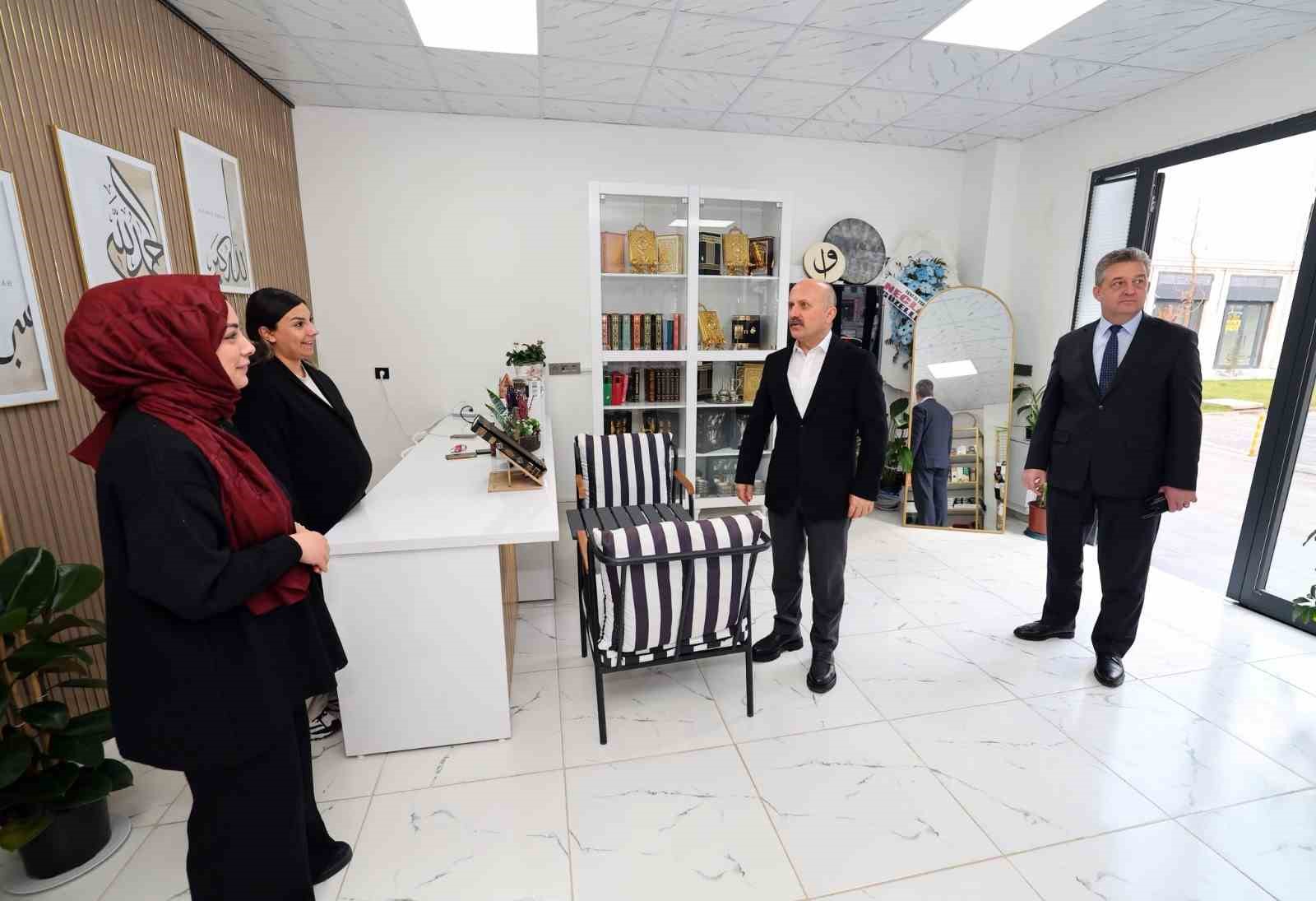 Vali Varol’dan rezerv alanda faaliyet gösteren esnafa bayram ziyaret
