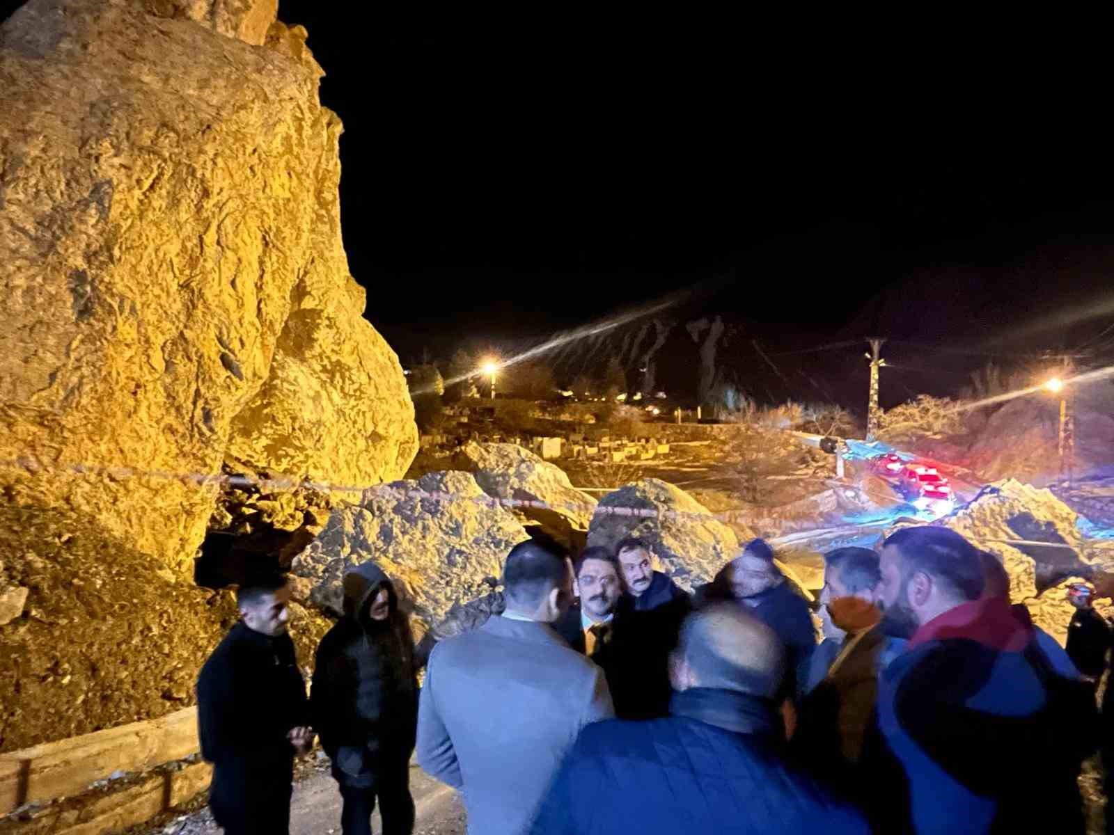 Vali yardımcıları dev kayaların düştüğü bölgede inceleme yaptı
