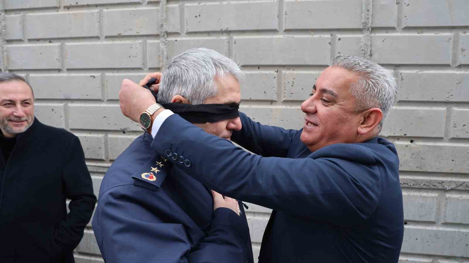 Vali yardımcısı gözleri bağlı araç kullandı
