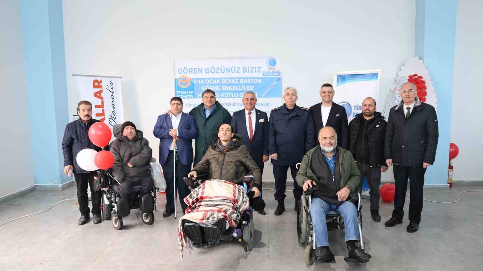 Vali yardımcısı gözleri bağlı araç kullandı
