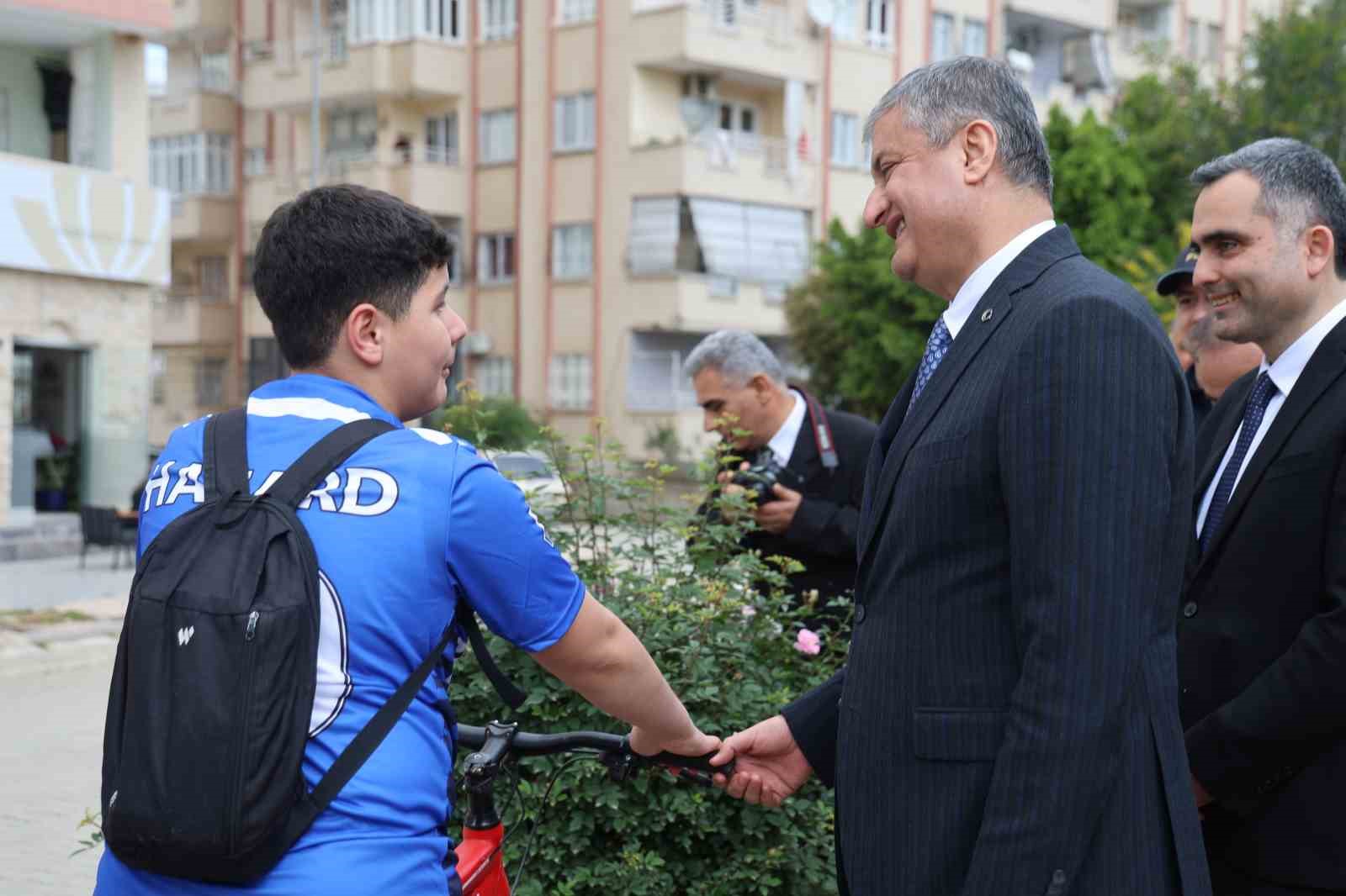 Vali Yavuz, Kozan’da vatandaşlarla bir araya geldi

