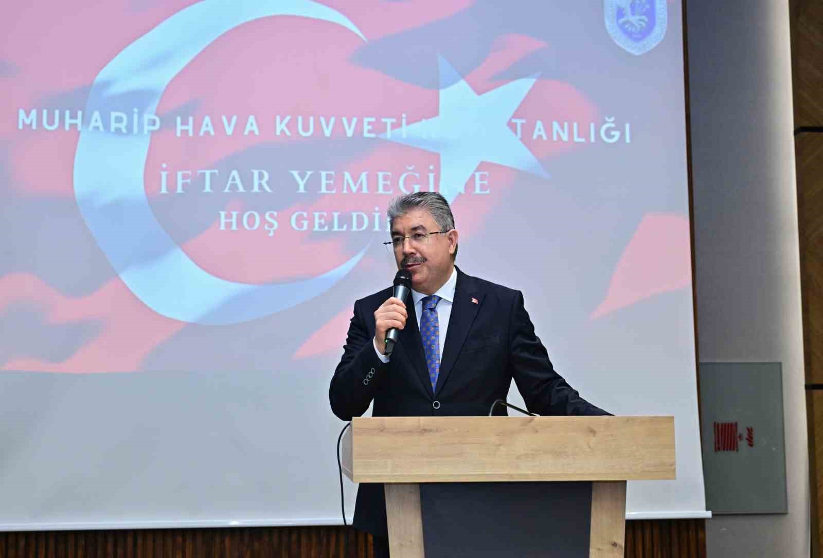 Vali Yılmaz: "Aziz şehitlerimizi ve kahraman gazilerimizi hiçbir zaman unutmayacağız"
