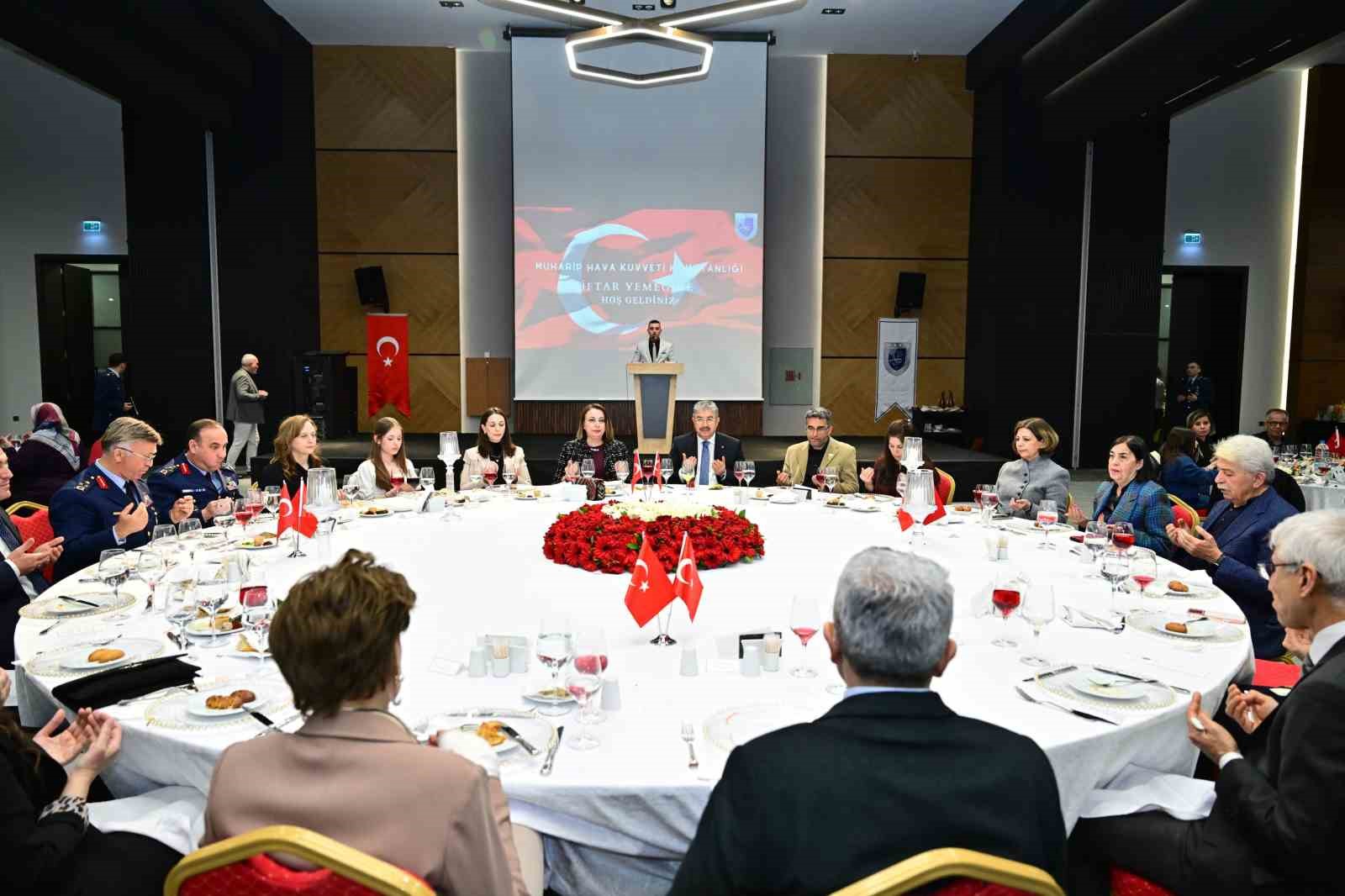 Vali Yılmaz: "Aziz şehitlerimizi ve kahraman gazilerimizi hiçbir zaman unutmayacağız"
