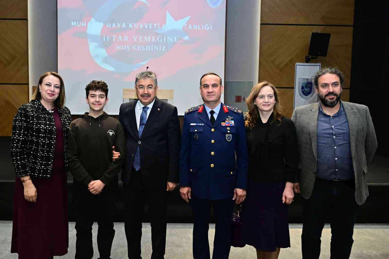 Vali Yılmaz: "Aziz şehitlerimizi ve kahraman gazilerimizi hiçbir zaman unutmayacağız"
