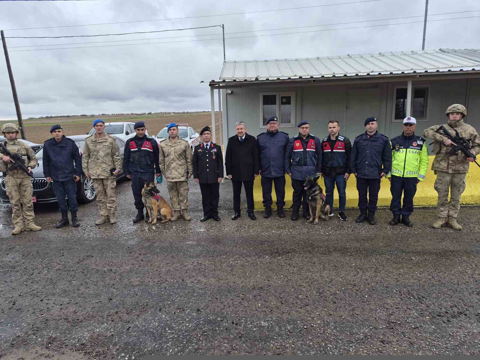 Vali Yılmaz, görev başındaki polis ve jandarma ile bayramlaştı
