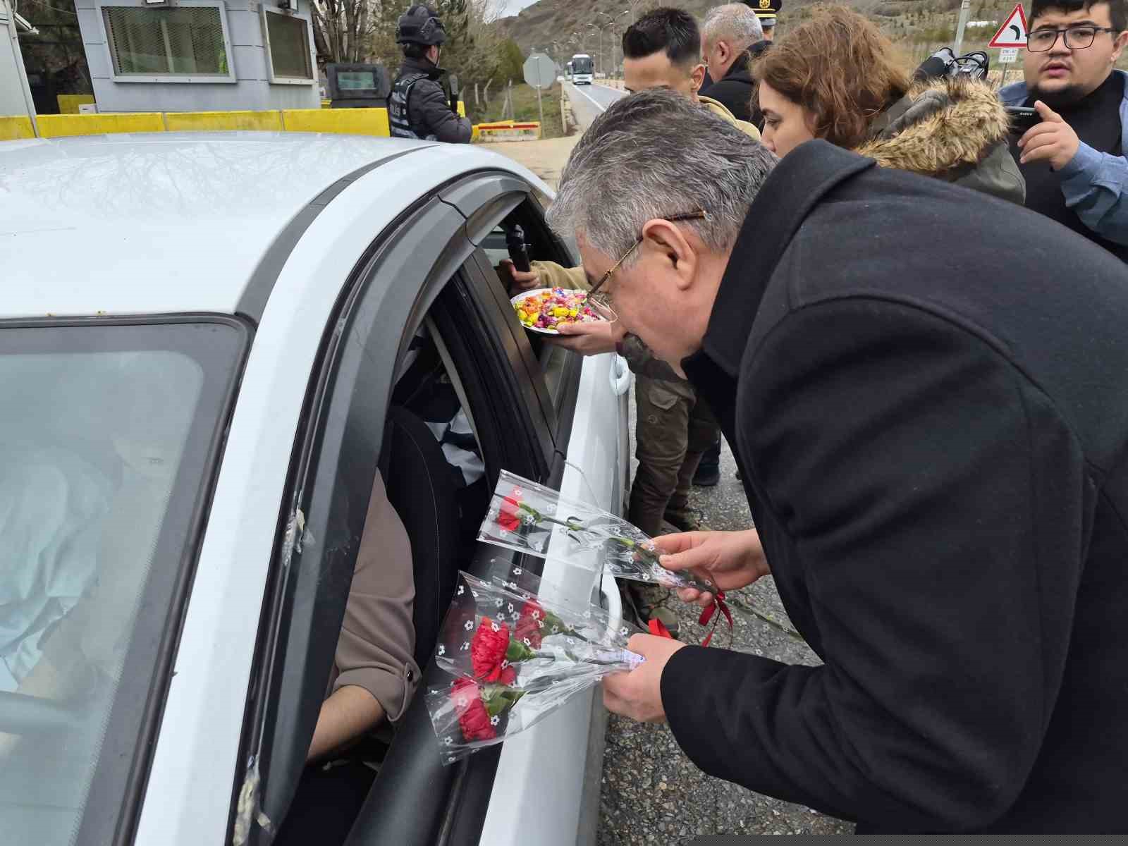 Vali Yılmaz, görev başındaki polis ve jandarma ile bayramlaştı
